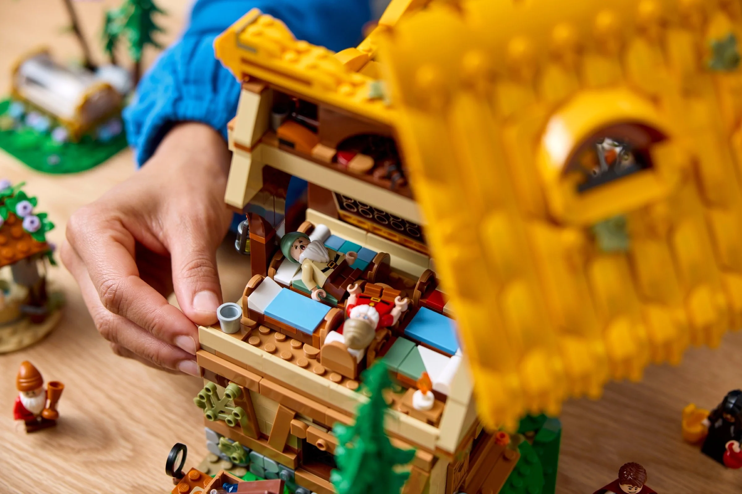 LEGO® 43242 Chatka Królewny Śnieżki i siedmiu krasnoludków - zdjęcie 9