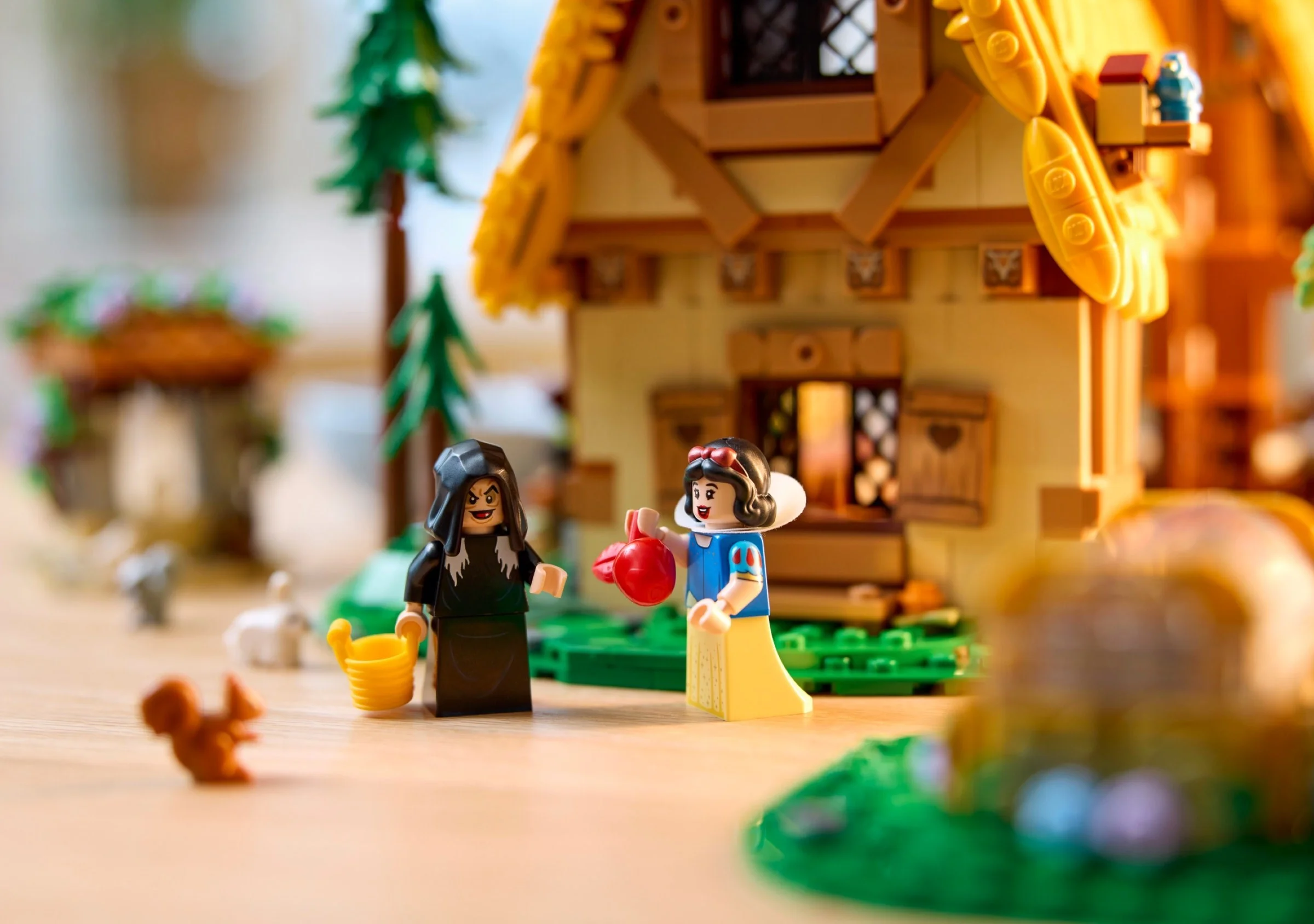 LEGO® 43242 Chatka Królewny Śnieżki i siedmiu krasnoludków - zdjęcie 10