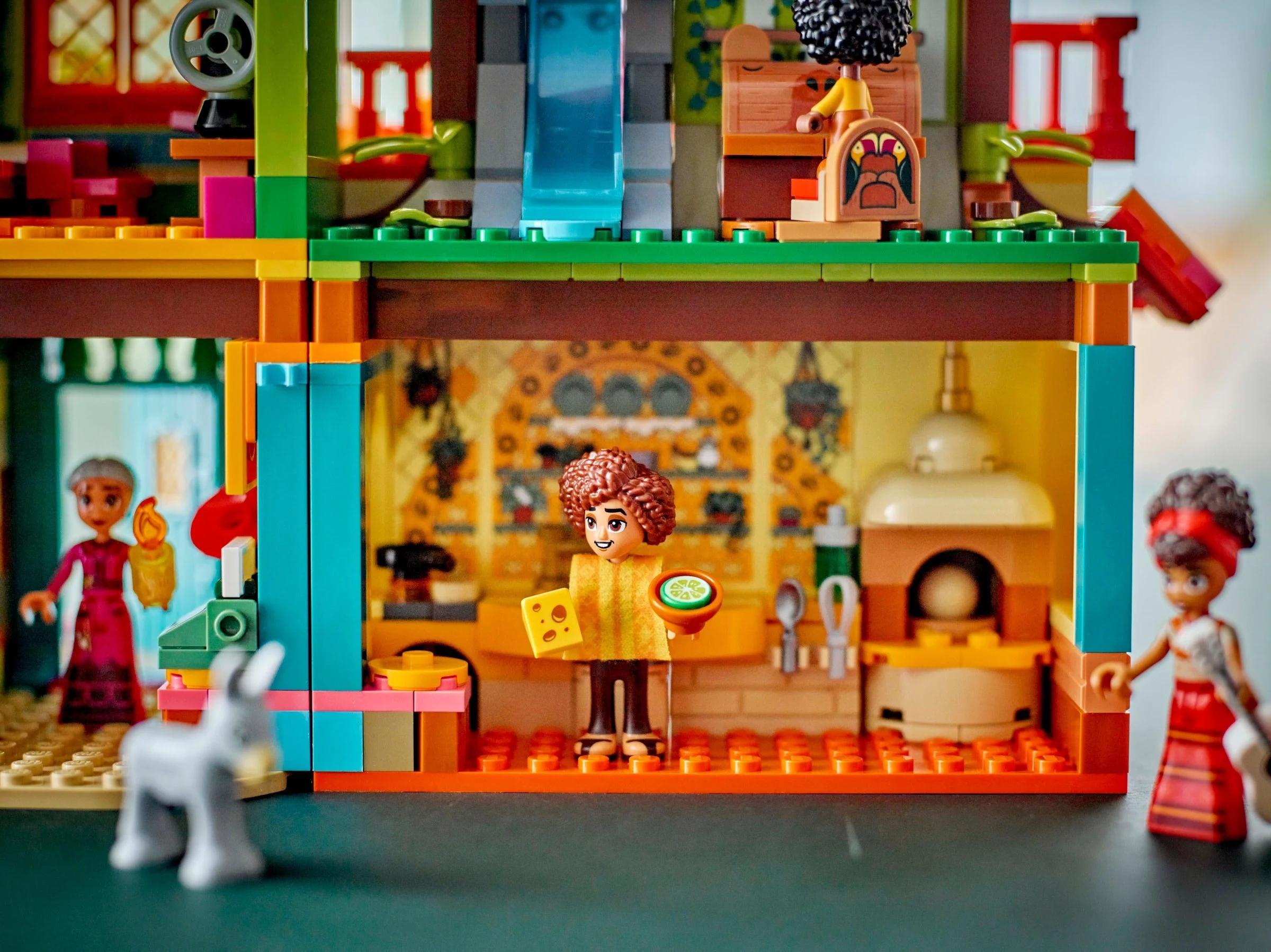 LEGO® 43245 Magiczny dom Madrigalów - zdjęcie 3