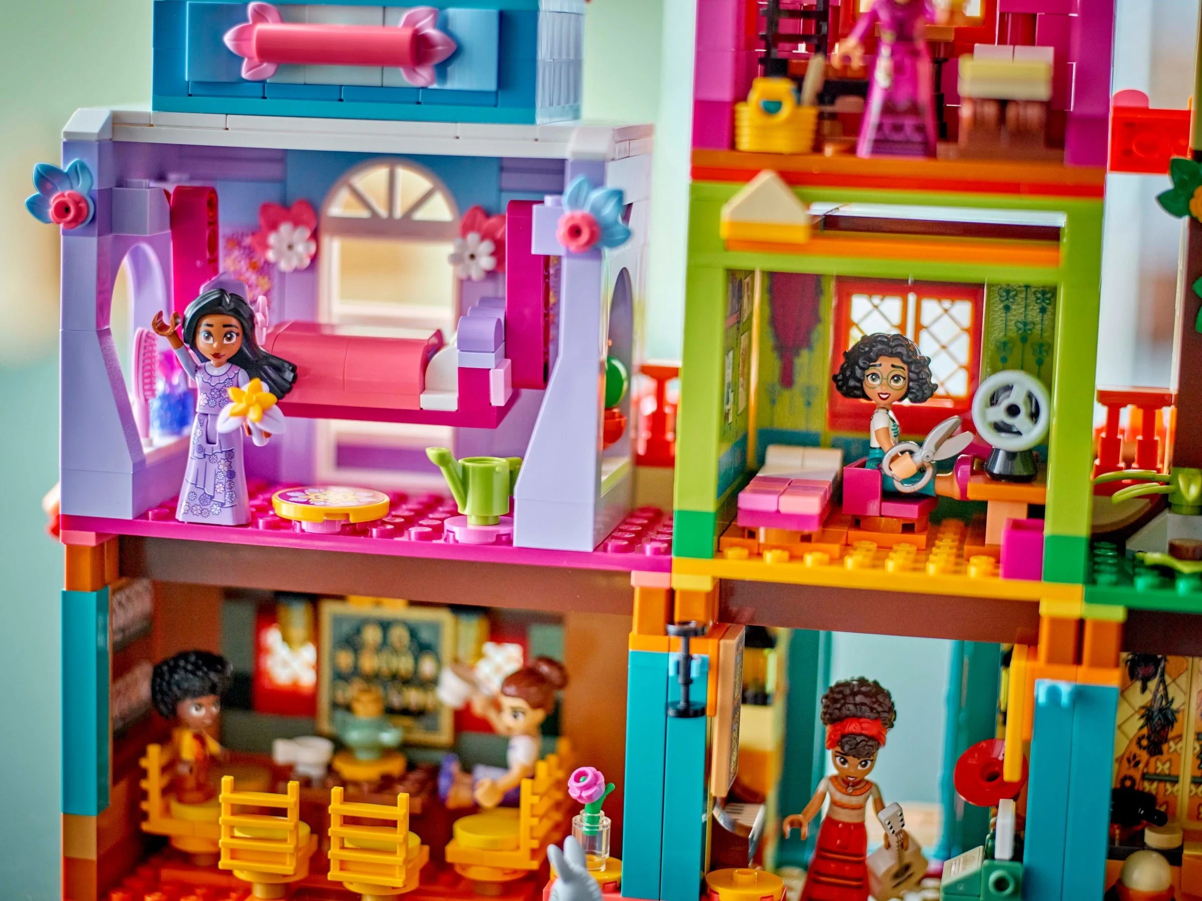 LEGO® 43245 Magiczny dom Madrigalów - zdjęcie 4