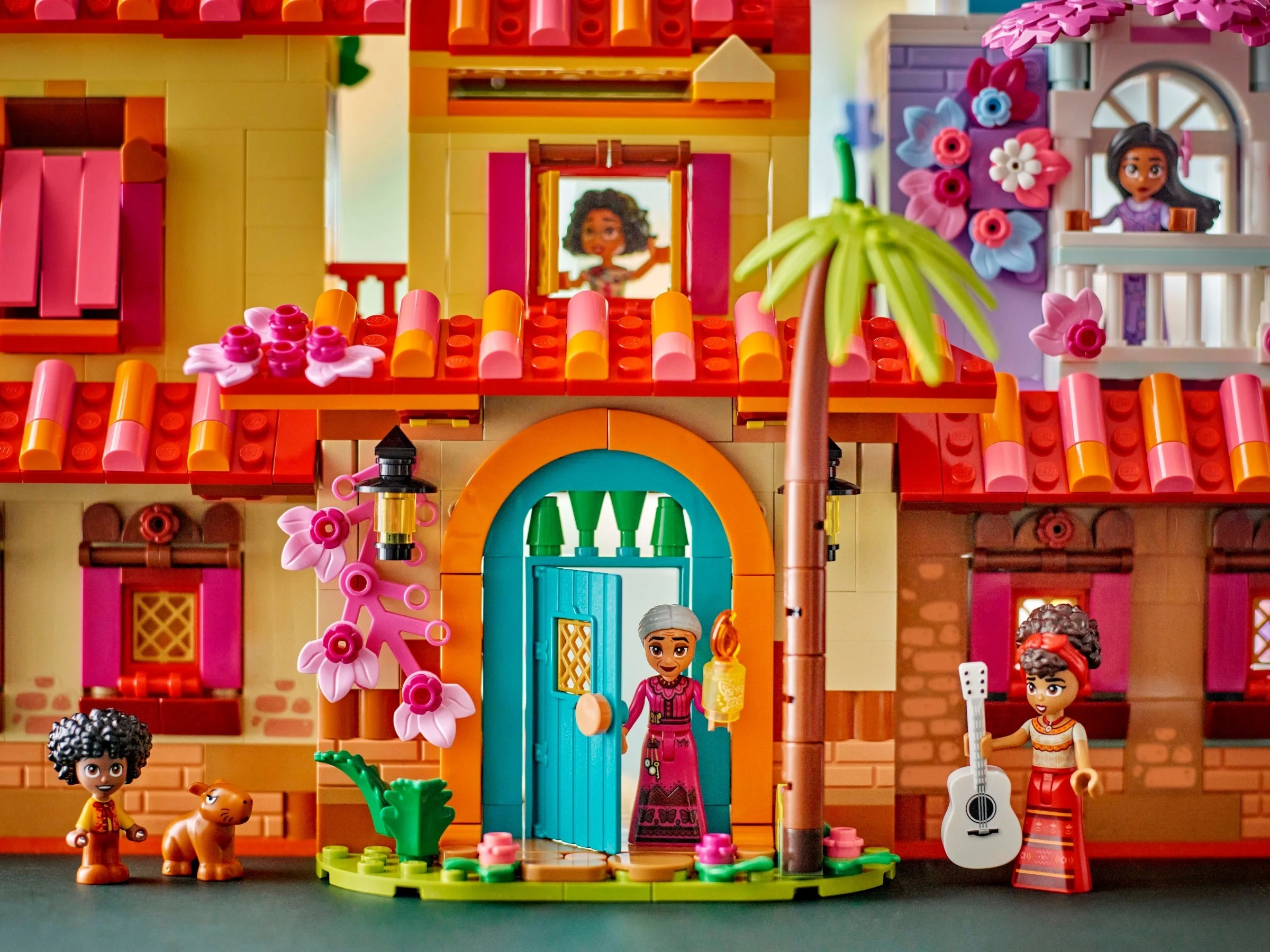 LEGO® 43245 Magiczny dom Madrigalów - zdjęcie 12