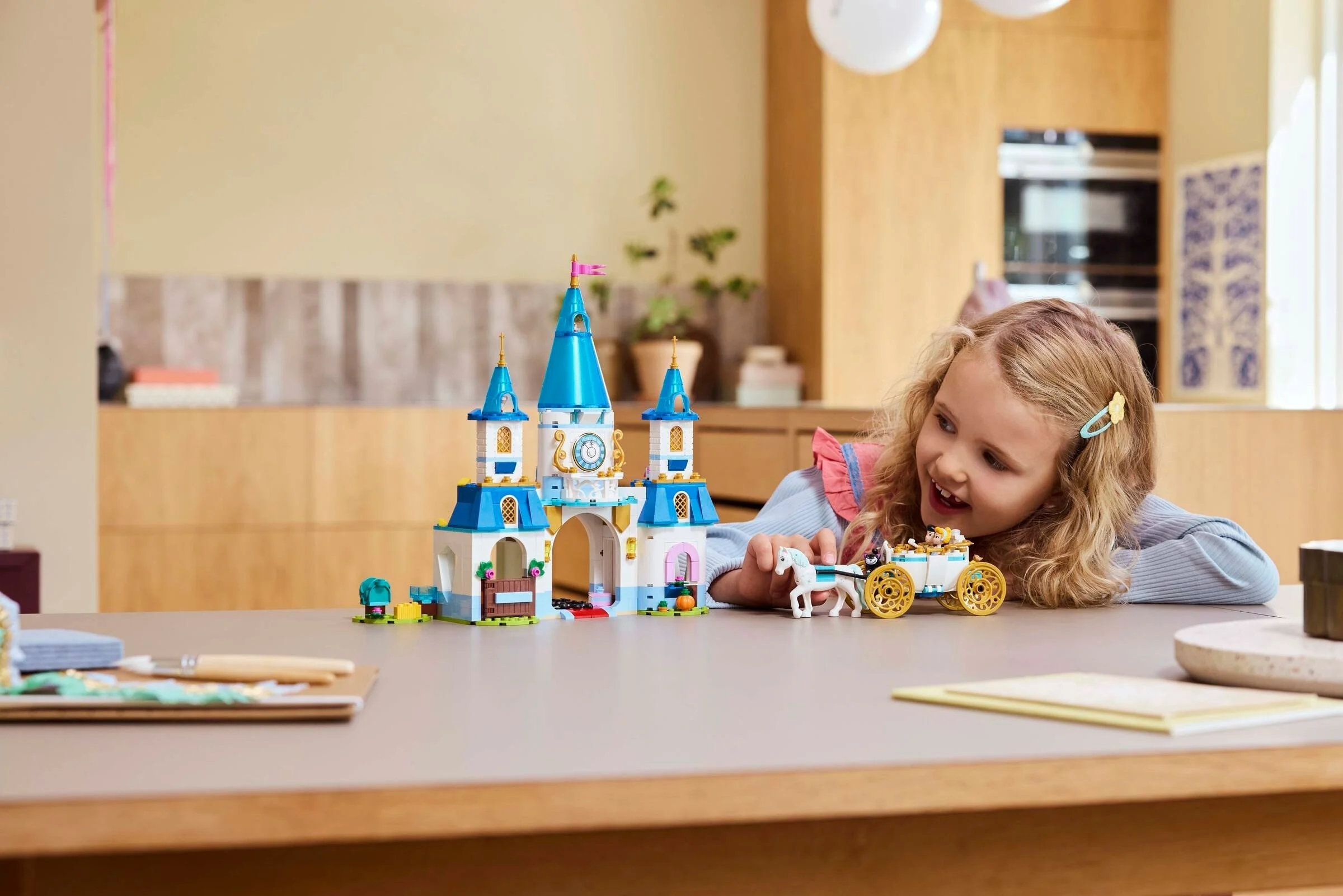 LEGO® 43275 Zamek Kopciuszka i kareta - zdjęcie 9