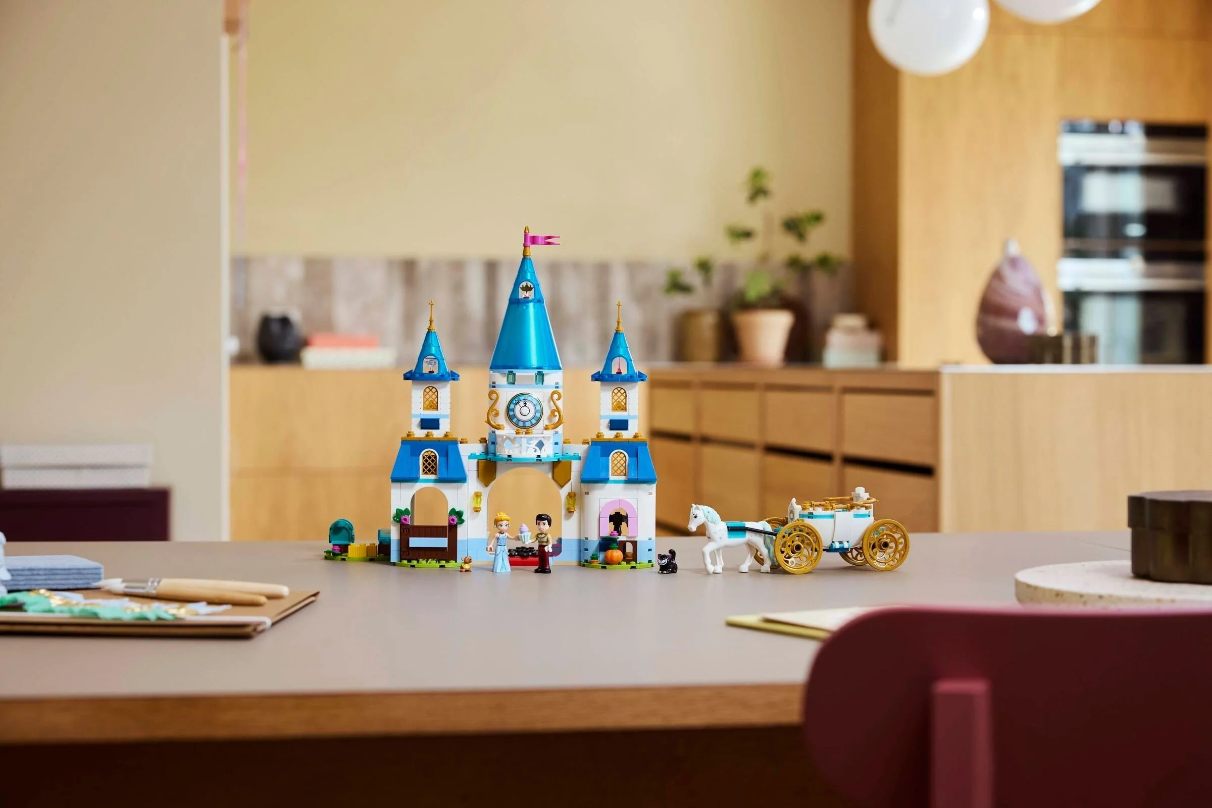 LEGO® 43275 Zamek Kopciuszka i kareta - zdjęcie 11