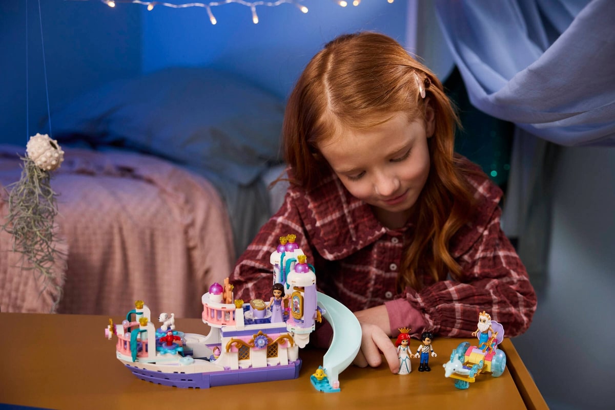 LEGO® 43299 Królewska łódź weselna Arielki - zdjęcie 15
