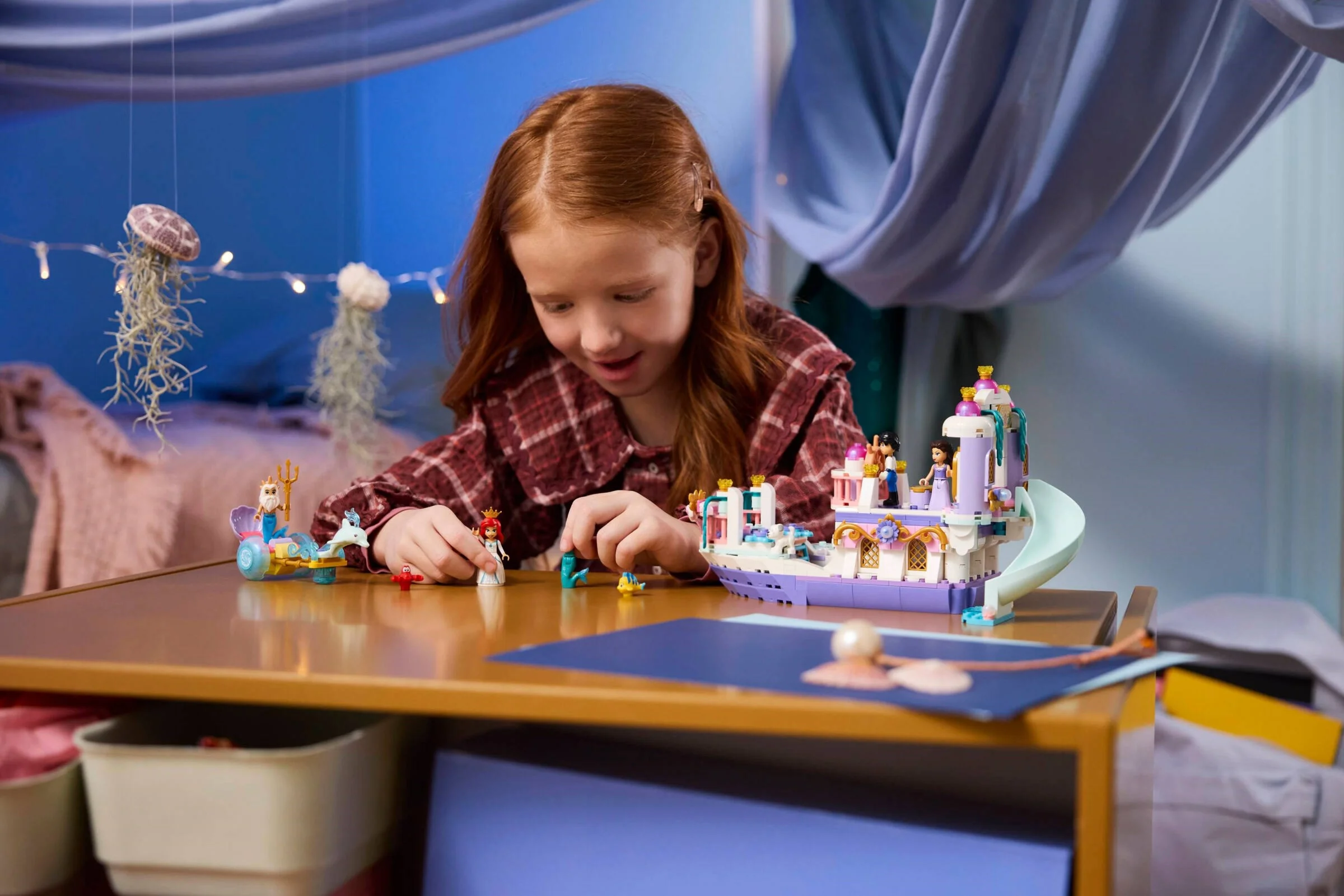 LEGO® 43299 Królewska łódź weselna Arielki - zdjęcie 10
