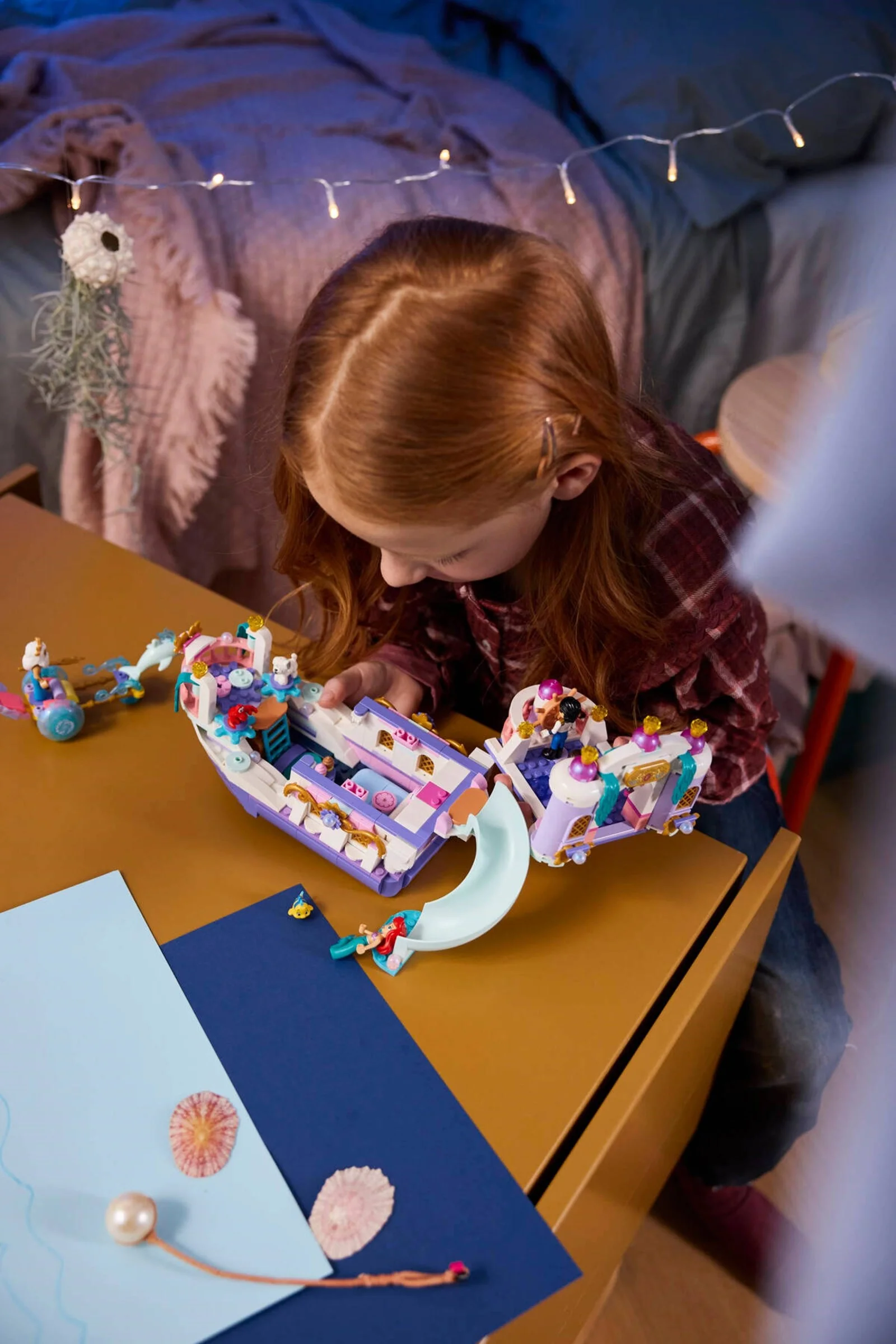 LEGO® 43299 Królewska łódź weselna Arielki - zdjęcie 12