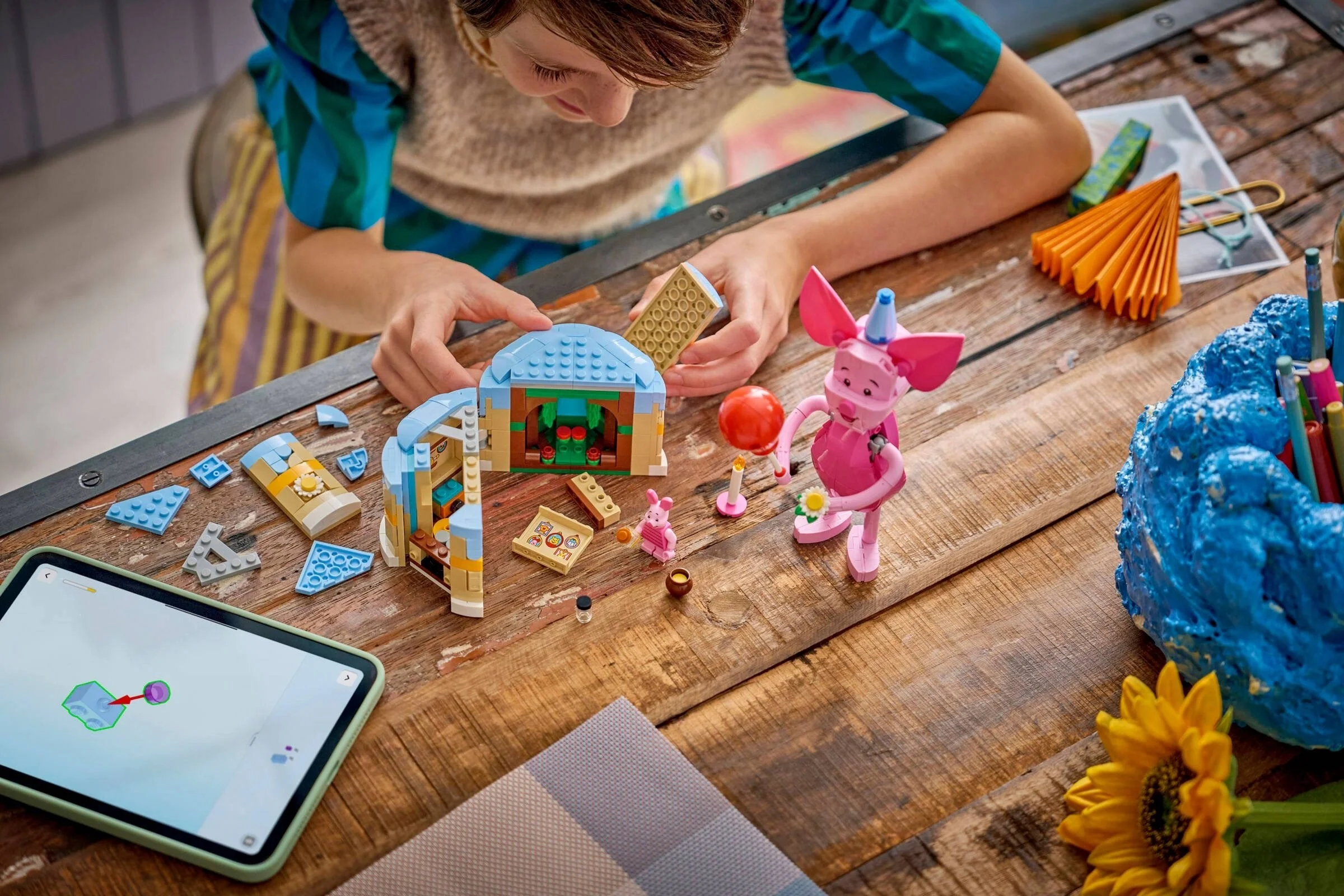 LEGO® 43305 Przyjęcie urodzinowe Prosiaczka postać z Kubusia Puchatka - zdjęcie 4