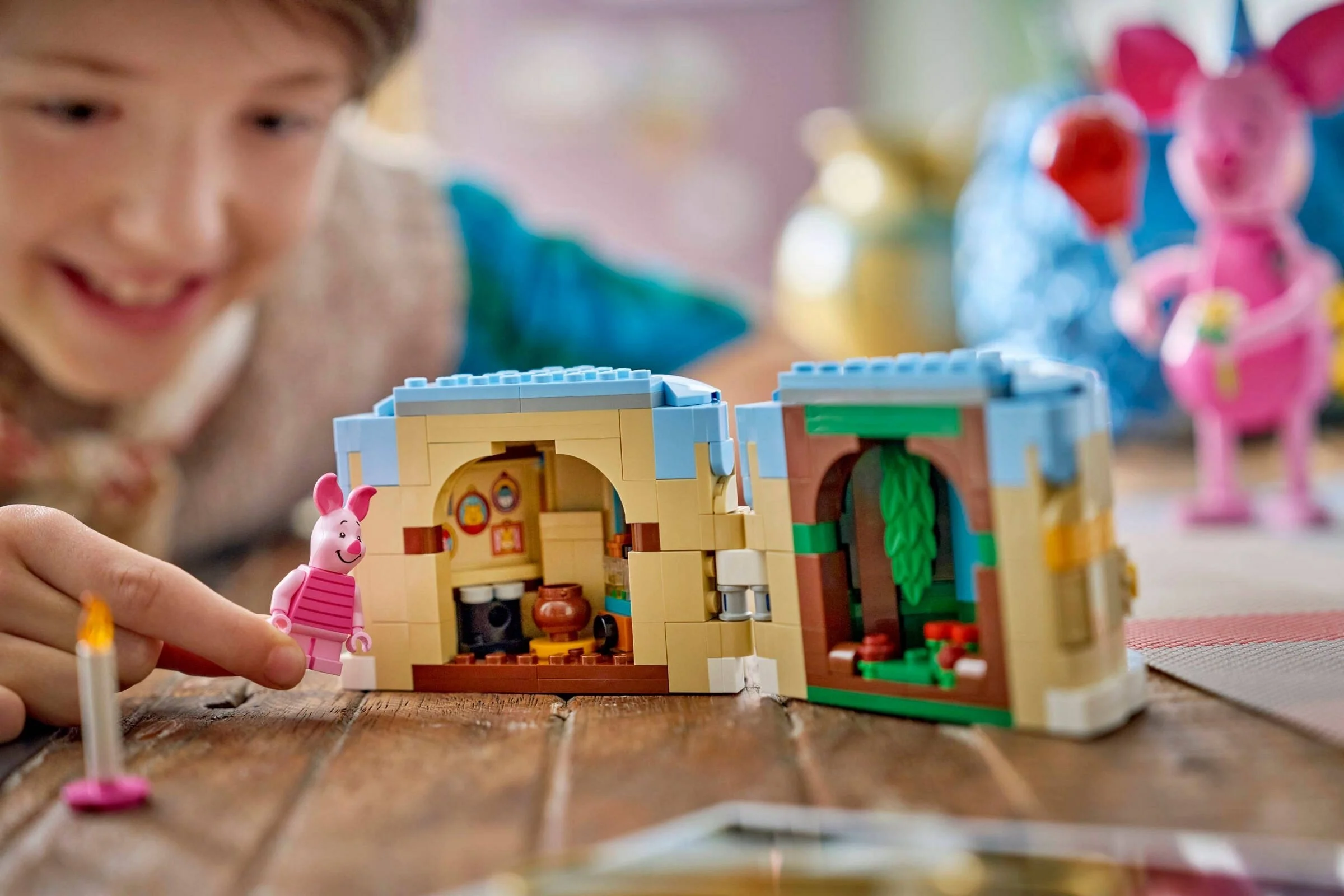 LEGO® 43305 Przyjęcie urodzinowe Prosiaczka postać z Kubusia Puchatka - zdjęcie 6