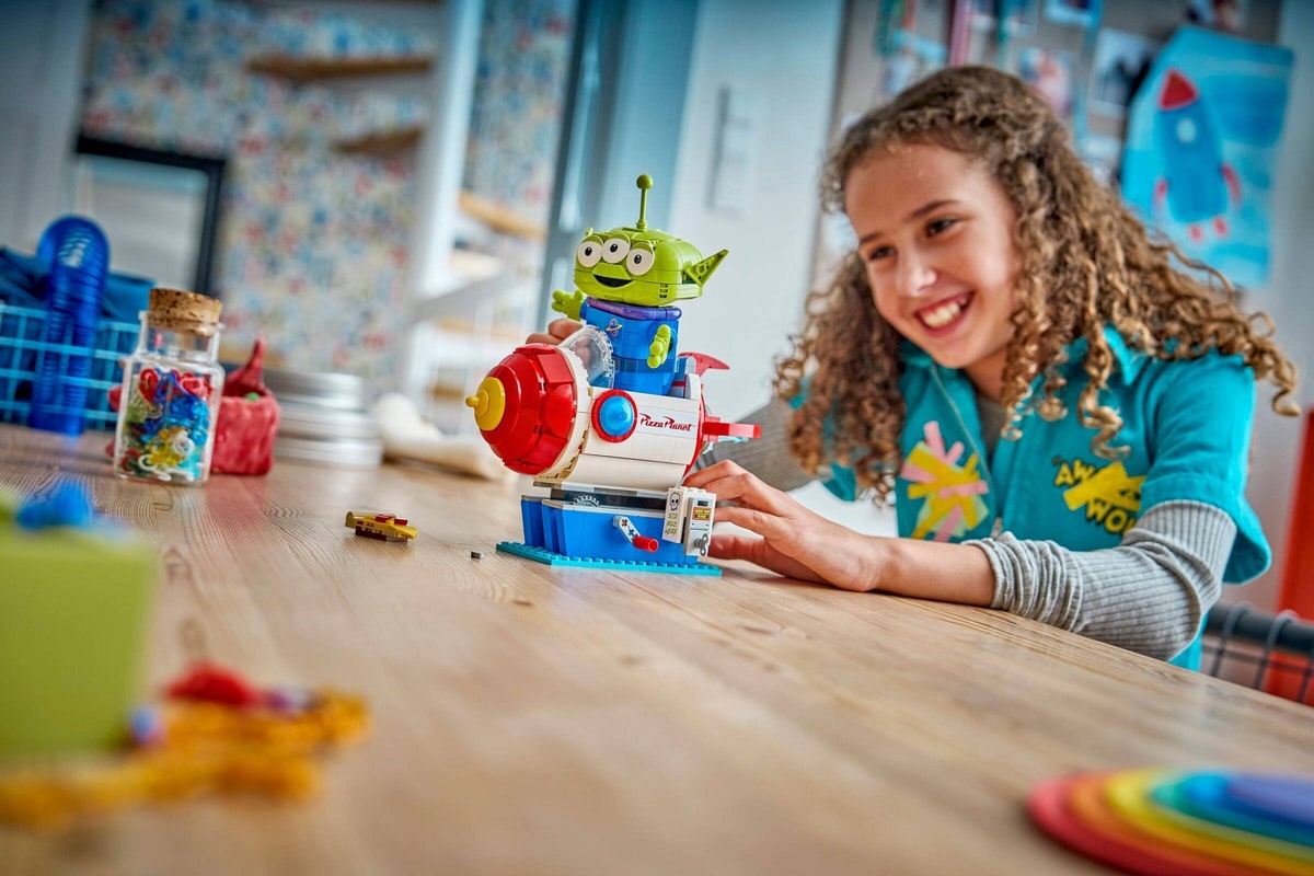 LEGO® 43307 Kosmita z bujaną rakietą Pizza Planet - zdjęcie 11
