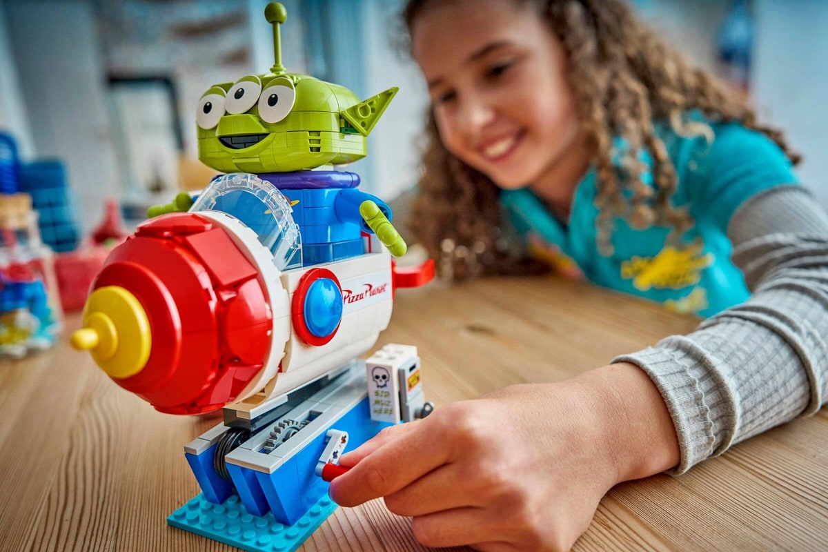 LEGO® 43307 Kosmita z bujaną rakietą Pizza Planet - zdjęcie 13