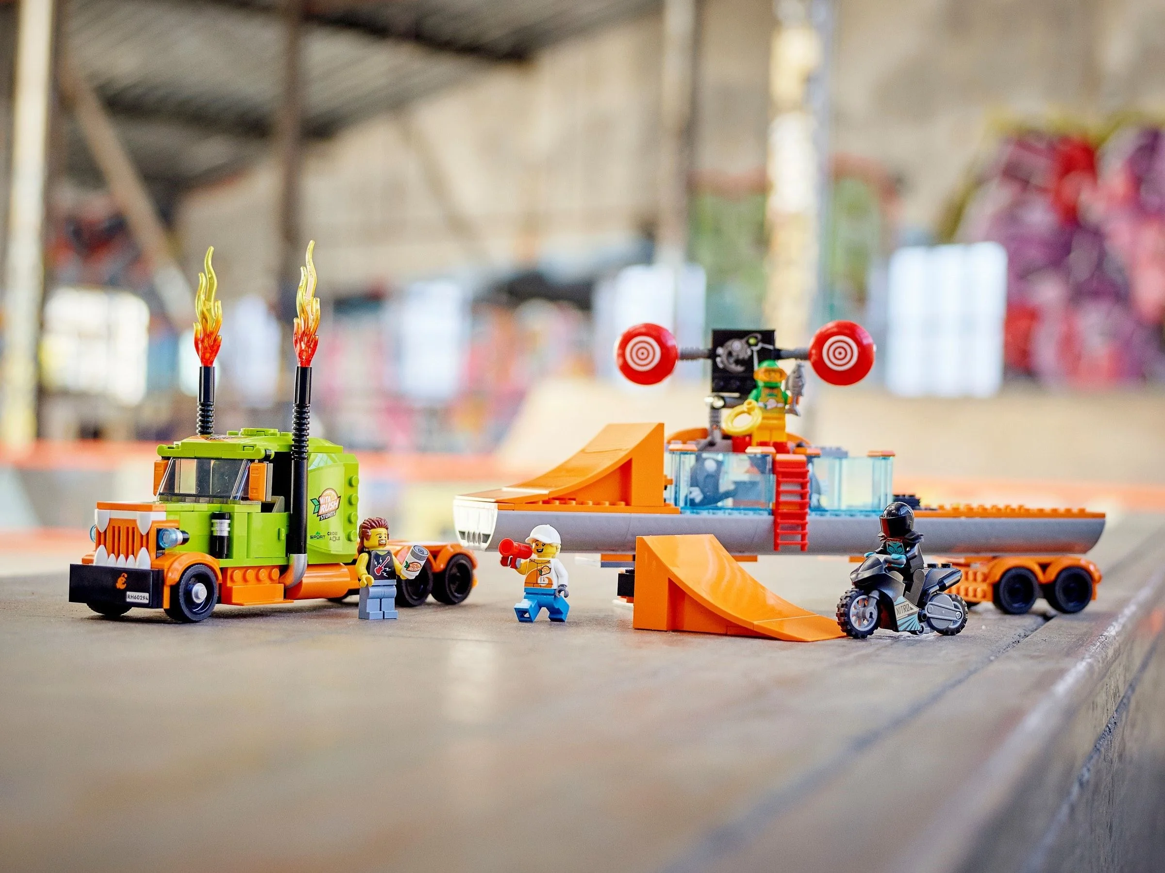 LEGO® 60294 Ciężarówka kaskaderska - zdjęcie 10