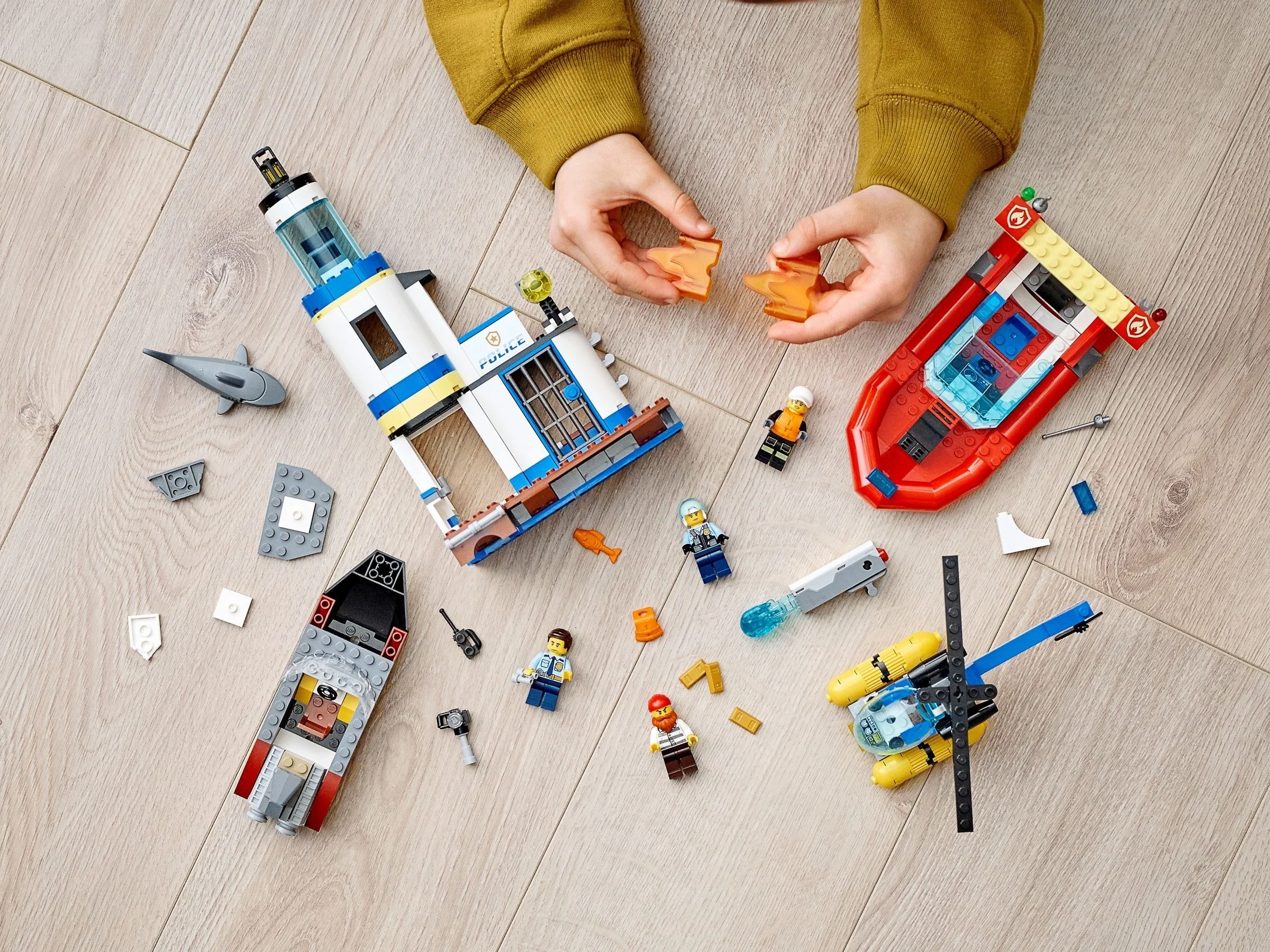 LEGO® 60308 Akcja nadmorskiej policji i strażaków - zdjęcie 11