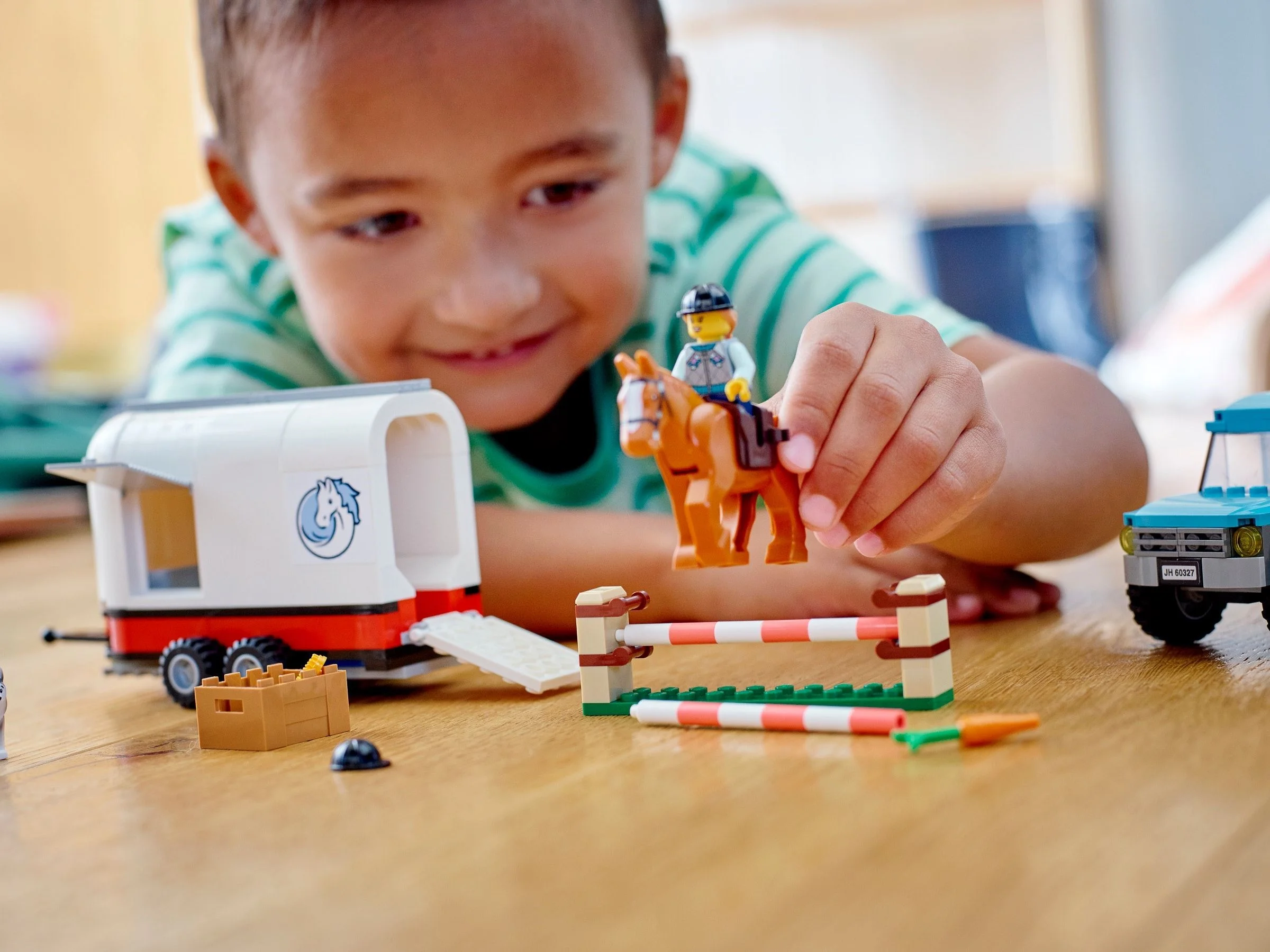 Przyczepa do przewozu koni 2 x brelok Lego