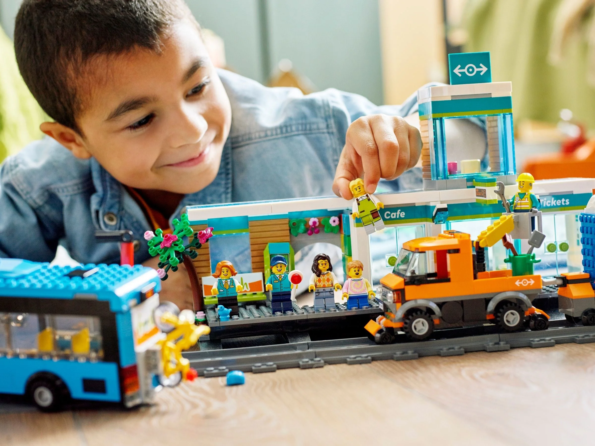 LEGO® 60335 Dworzec kolejowy Przystanek Autobus Pociąg Peron Szlaban - zdjęcie 4