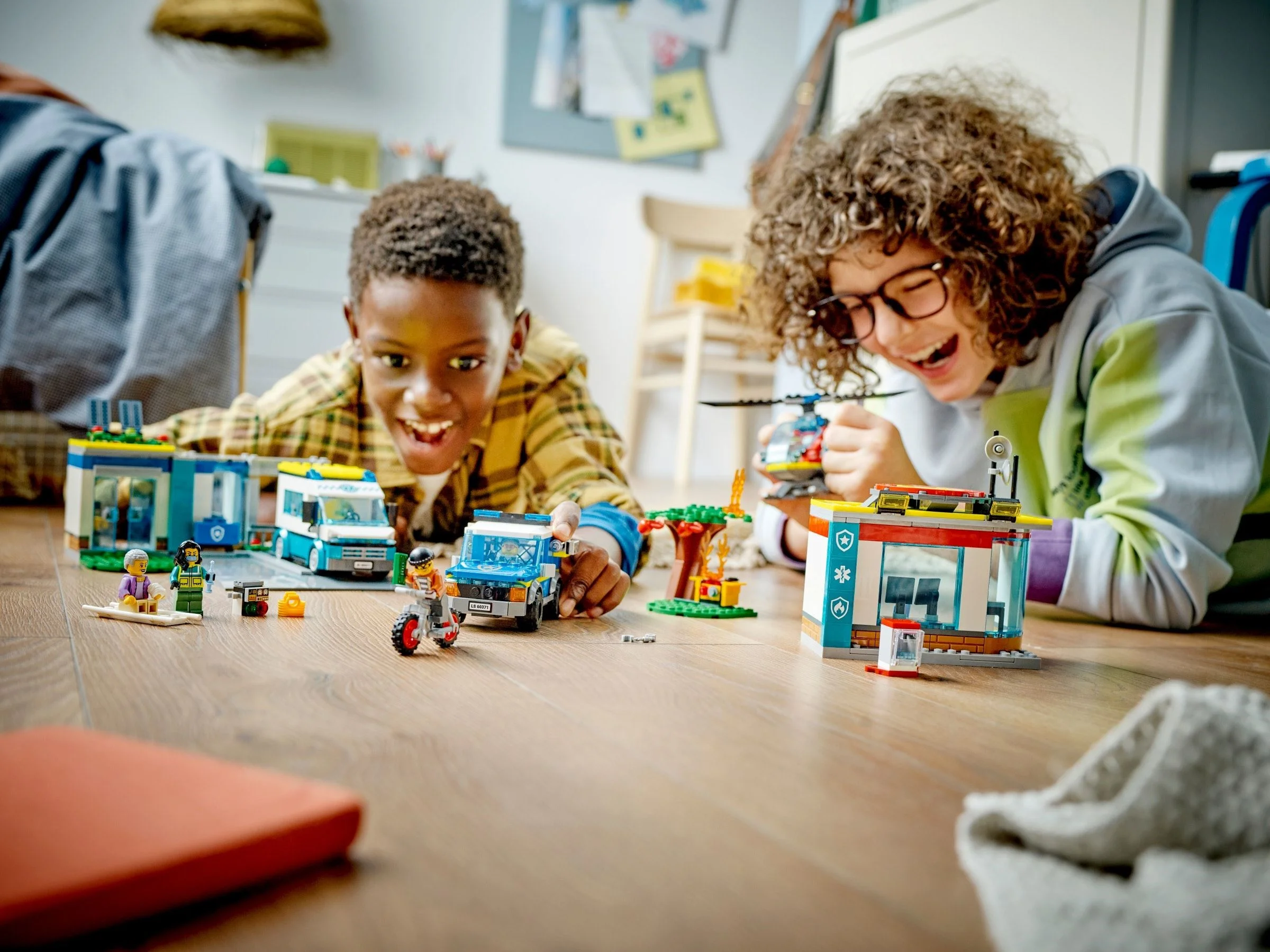 LEGO® 60371 Parking dla pojazdów uprzywilejowanych - zdjęcie 6