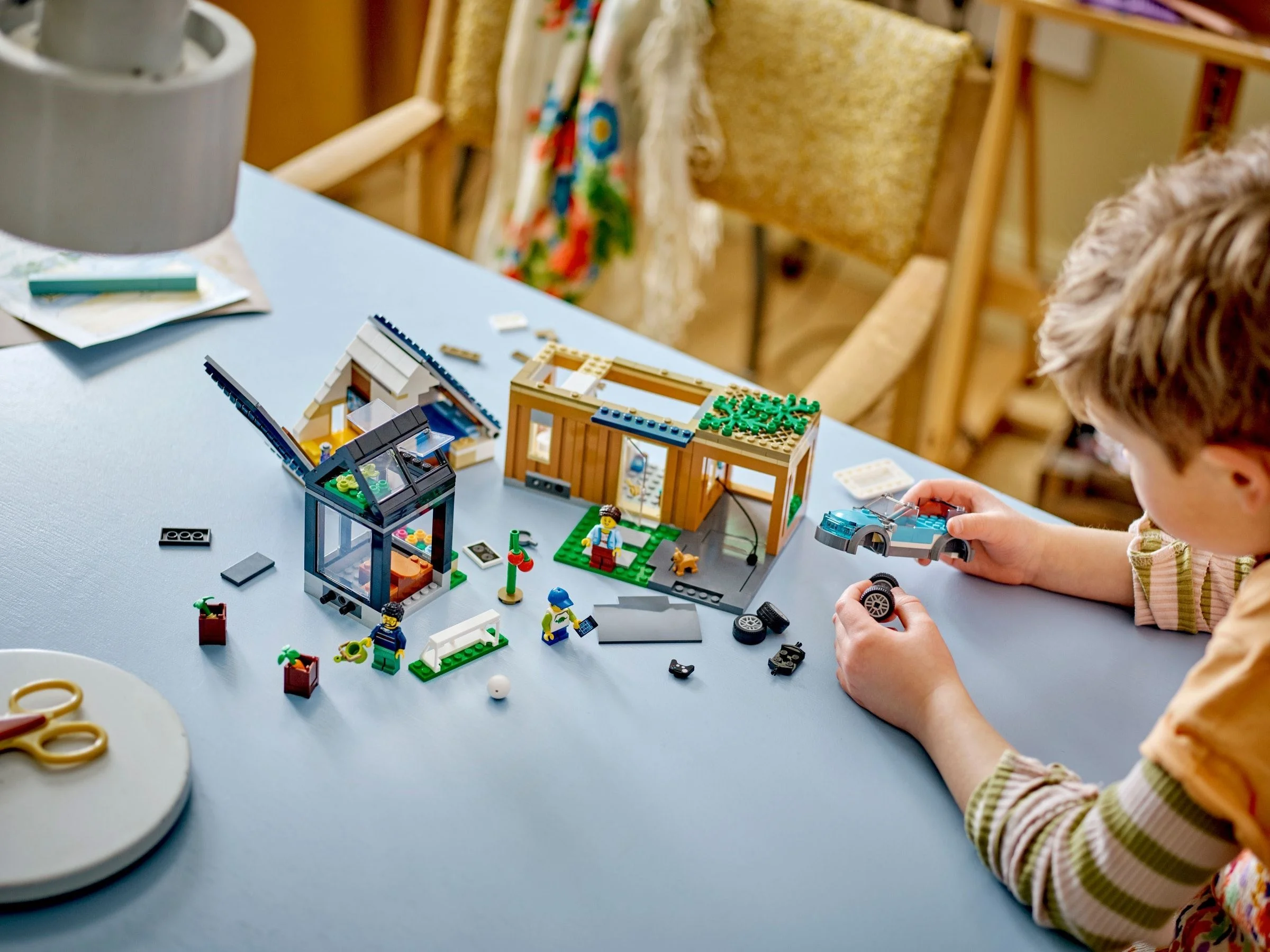 LEGO® 60398 Domek rodzinny i samochód elektryczny - zdjęcie 5
