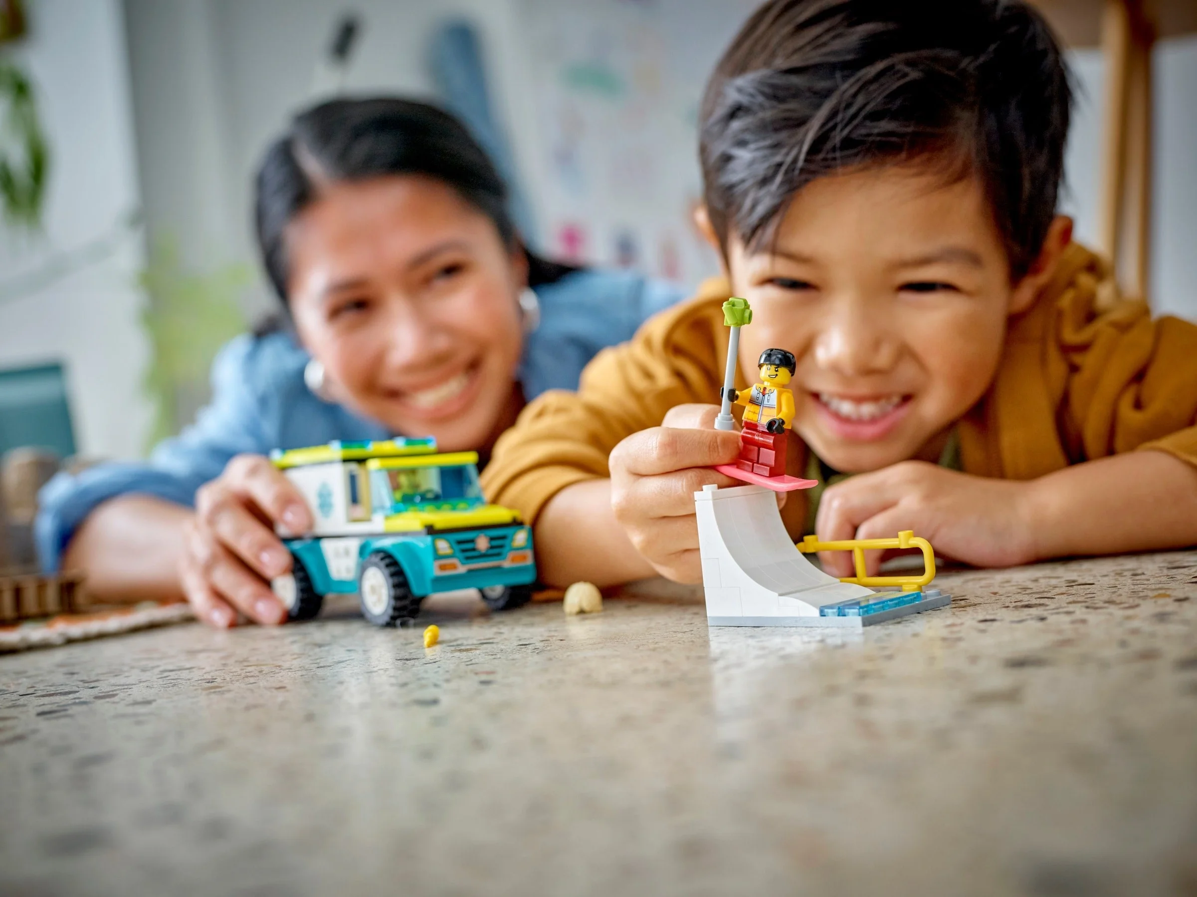 LEGO® 60403 Karetka i snowboardzista - zdjęcie 7