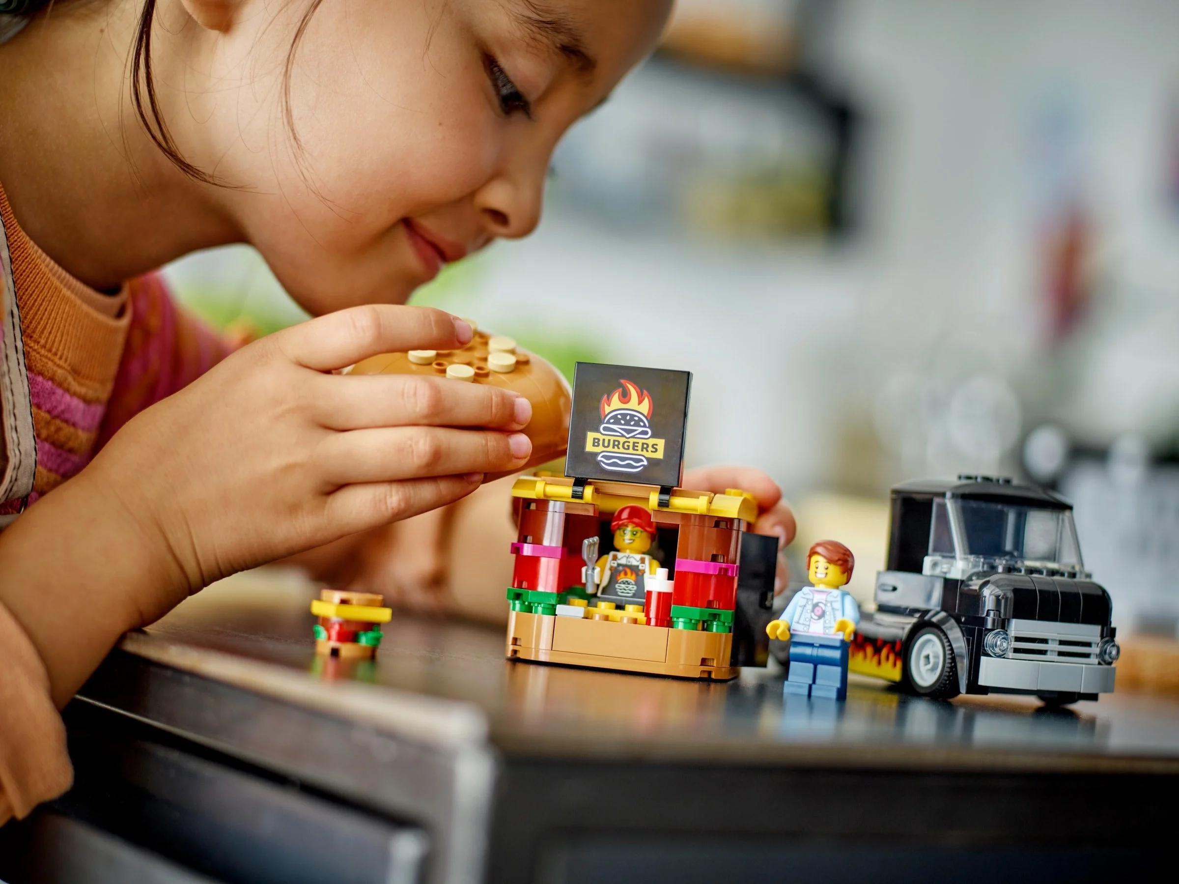 LEGO® 60404 Ciężarówka z burgerami - zdjęcie 8