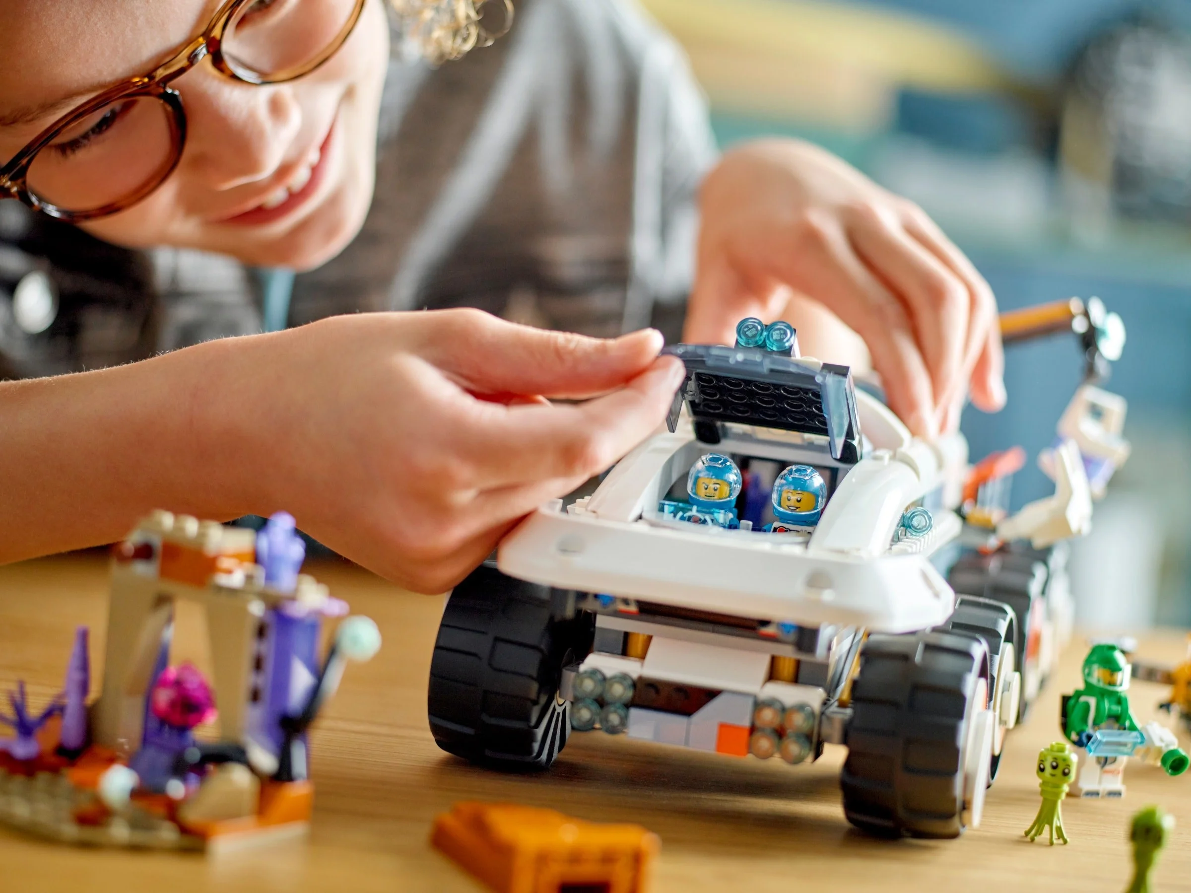 LEGO® 60432 Wóz dowodzenia z żurawiem ładunkowym - zdjęcie 7