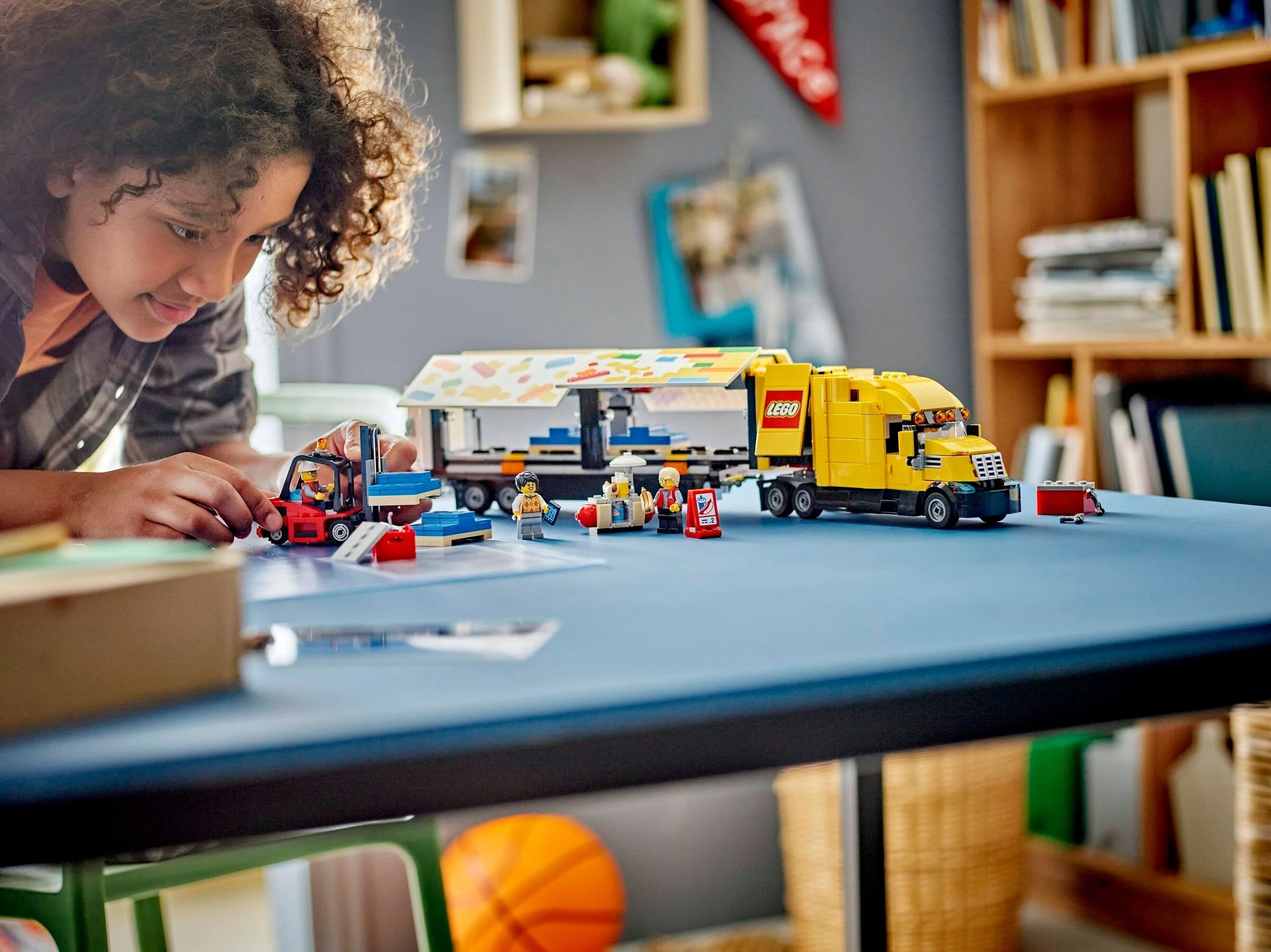 LEGO® 60440 Żółta ciężarówka dostawcza - zdjęcie 9