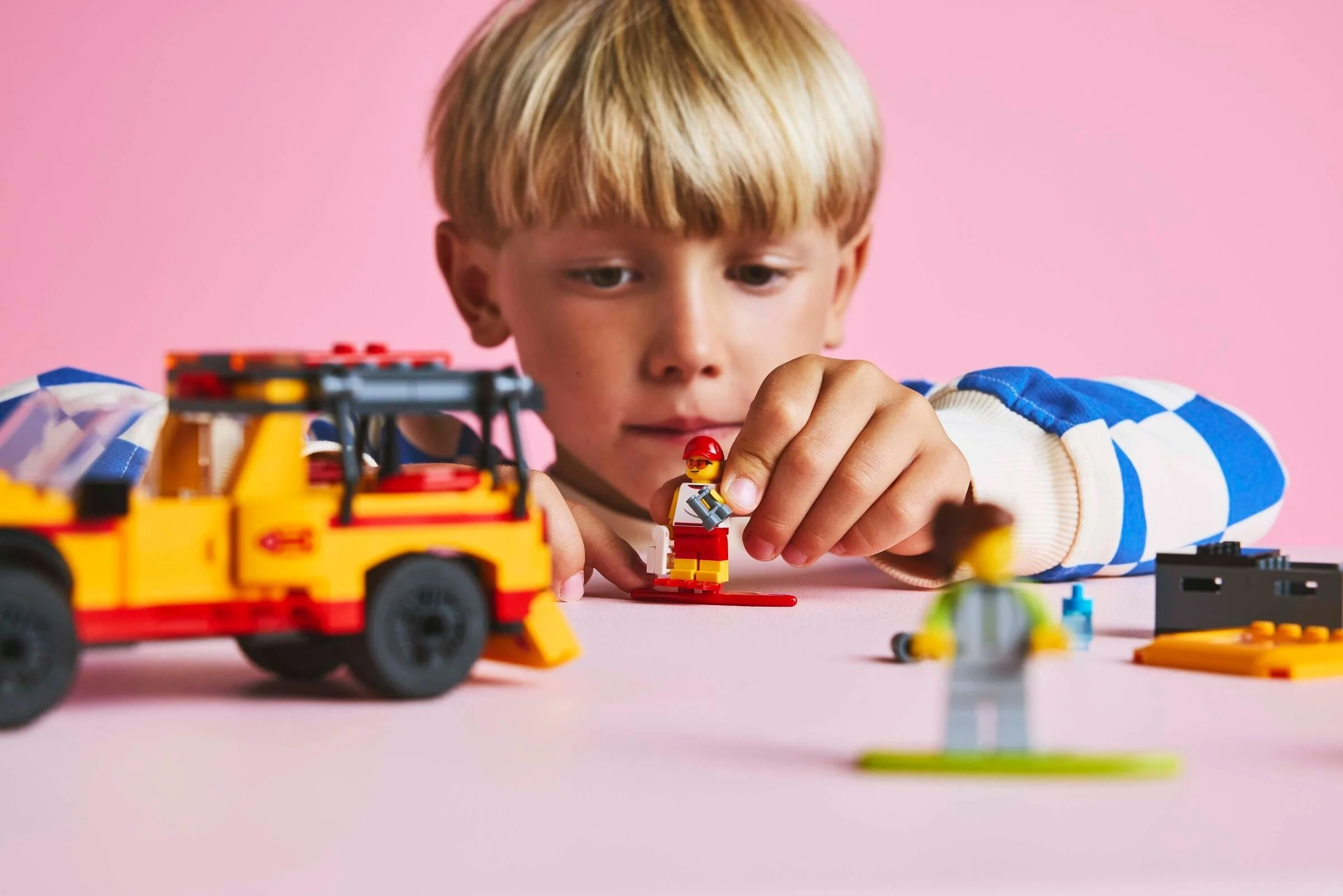 LEGO® 60453 Furgonetka ratowników plażowych - zdjęcie 4