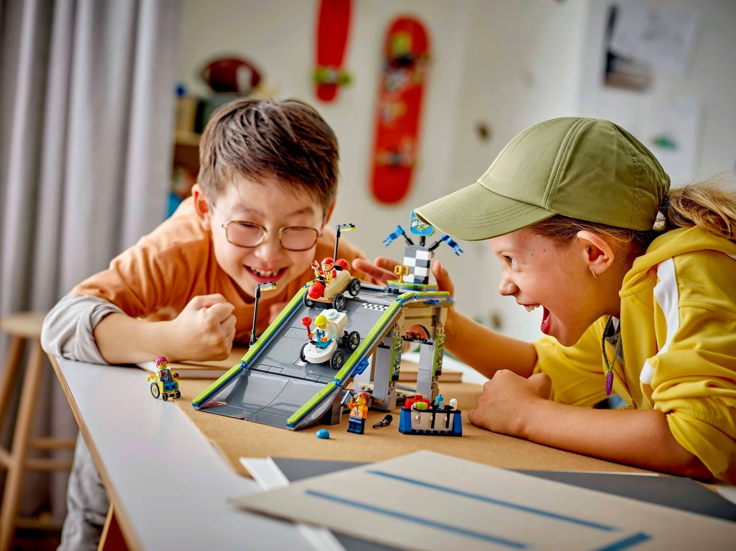 LEGO® 60460 Bez granic: tor z rampami dla wyścigówek - zdjęcie 5