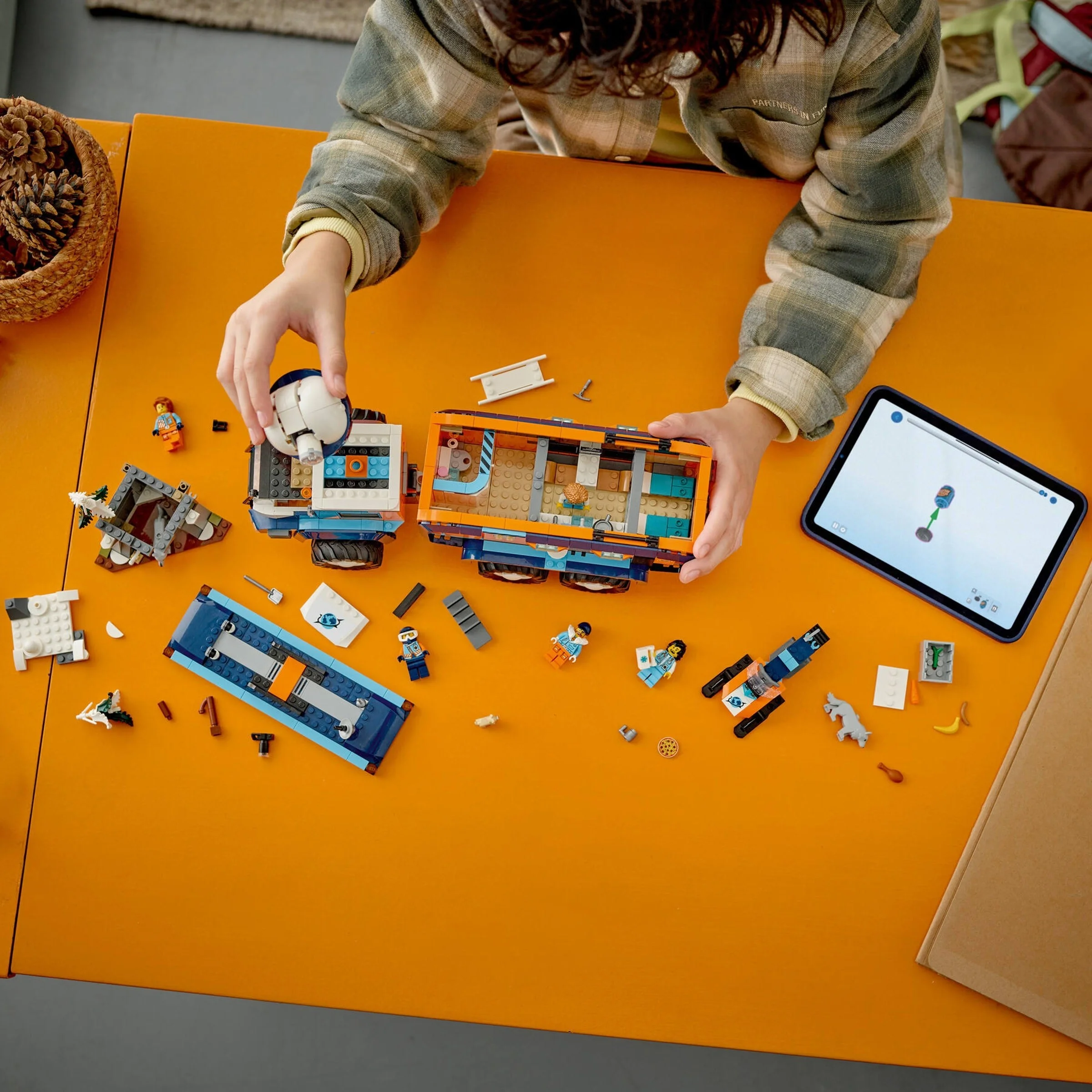 LEGO® 60471 Ciężarówka z laboratorium arktycznej odkrywczyni - zdjęcie 4