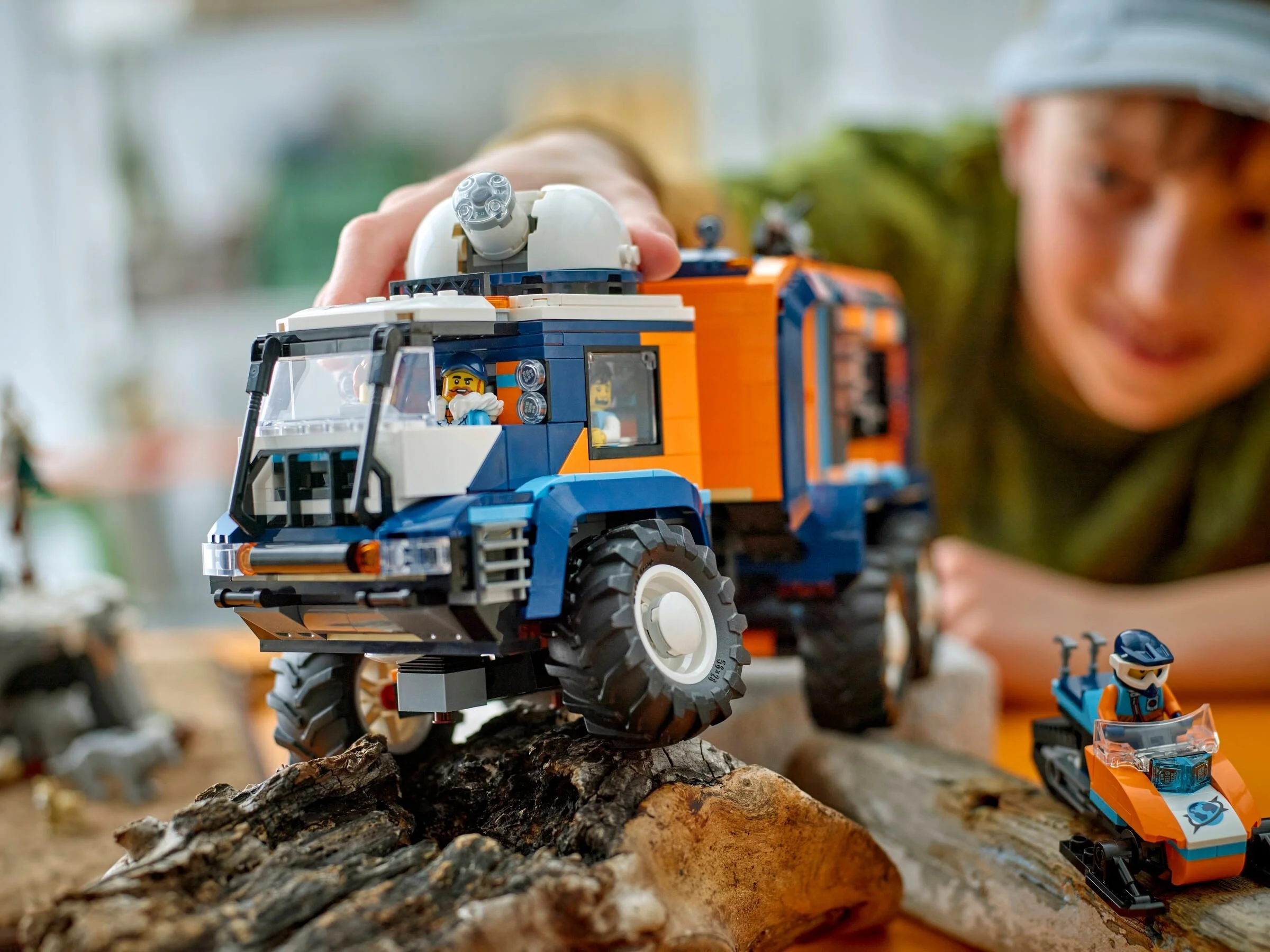 LEGO® 60471 Ciężarówka z laboratorium arktycznej odkrywczyni - zdjęcie 5