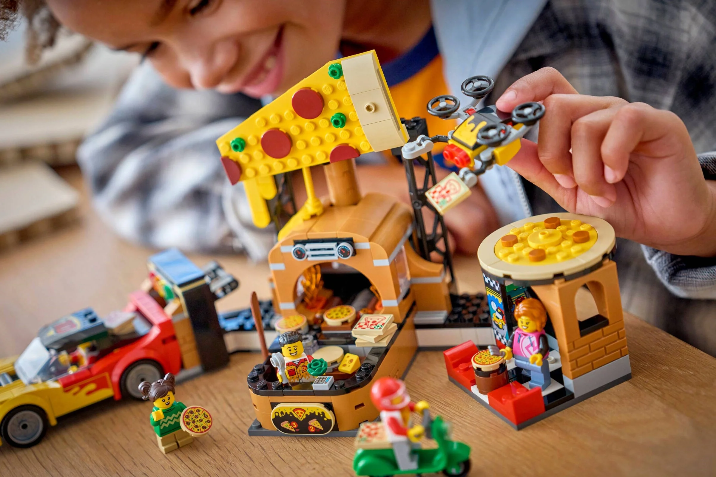 LEGO® 60496 Dostawa pizzy z pojazdami - zdjęcie 11