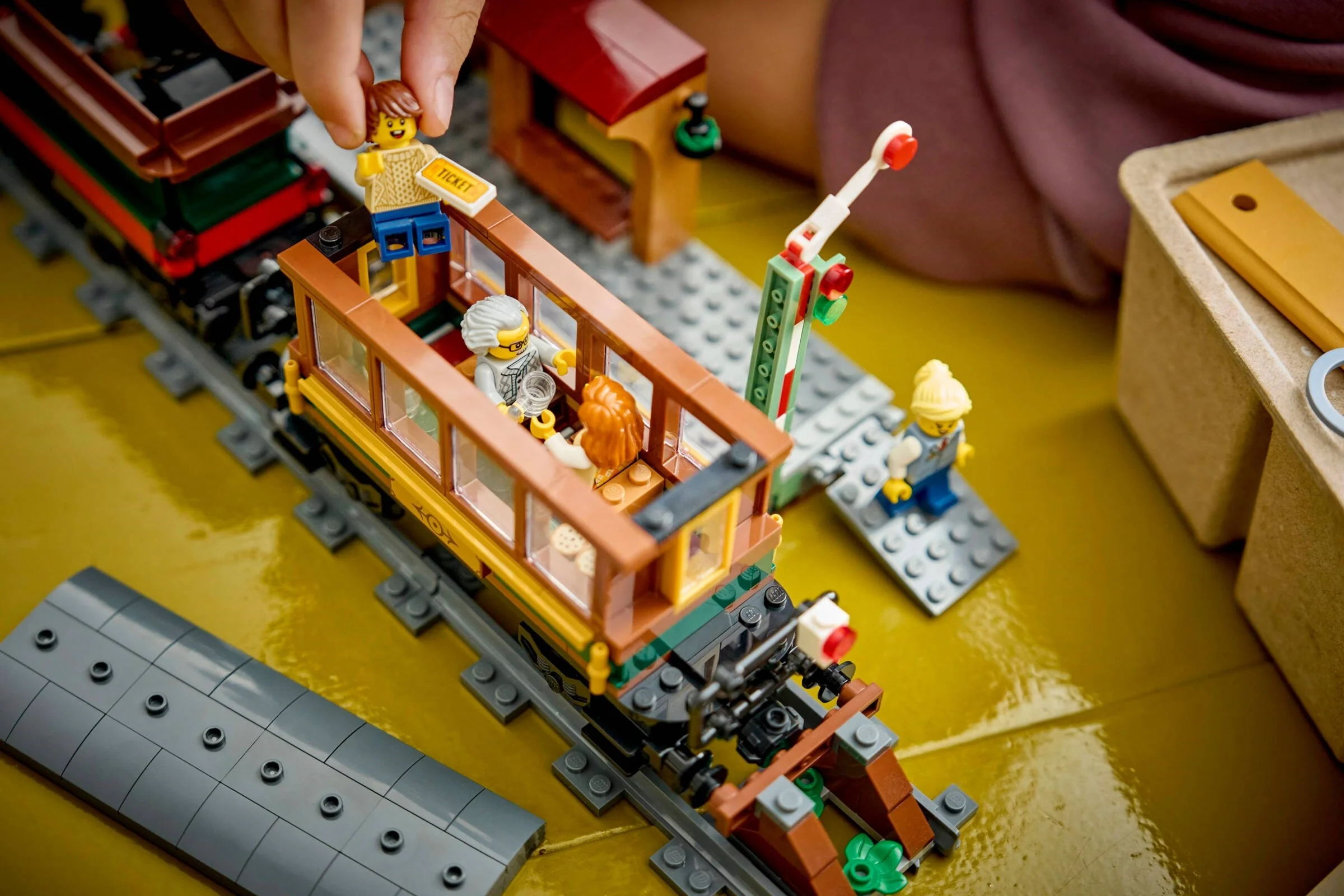 LEGO® 60511 Retro pociąg z lokomotywą parową - zdjęcie 11