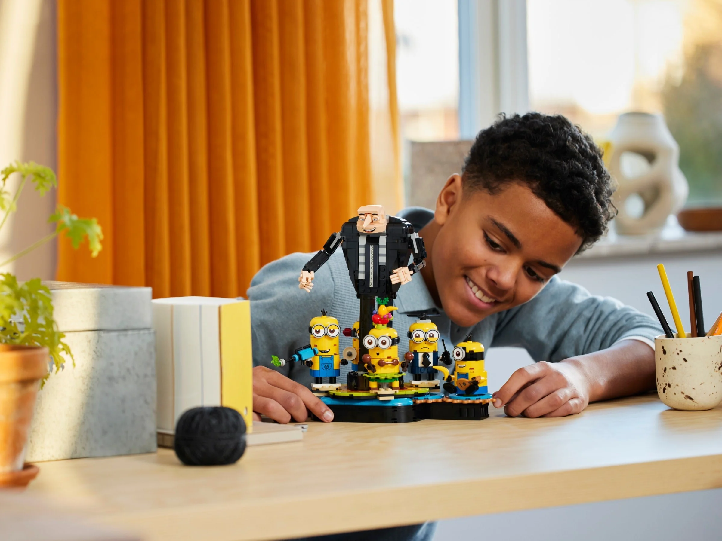 LEGO® 75582 Gru i minionki z klocków - zdjęcie 5