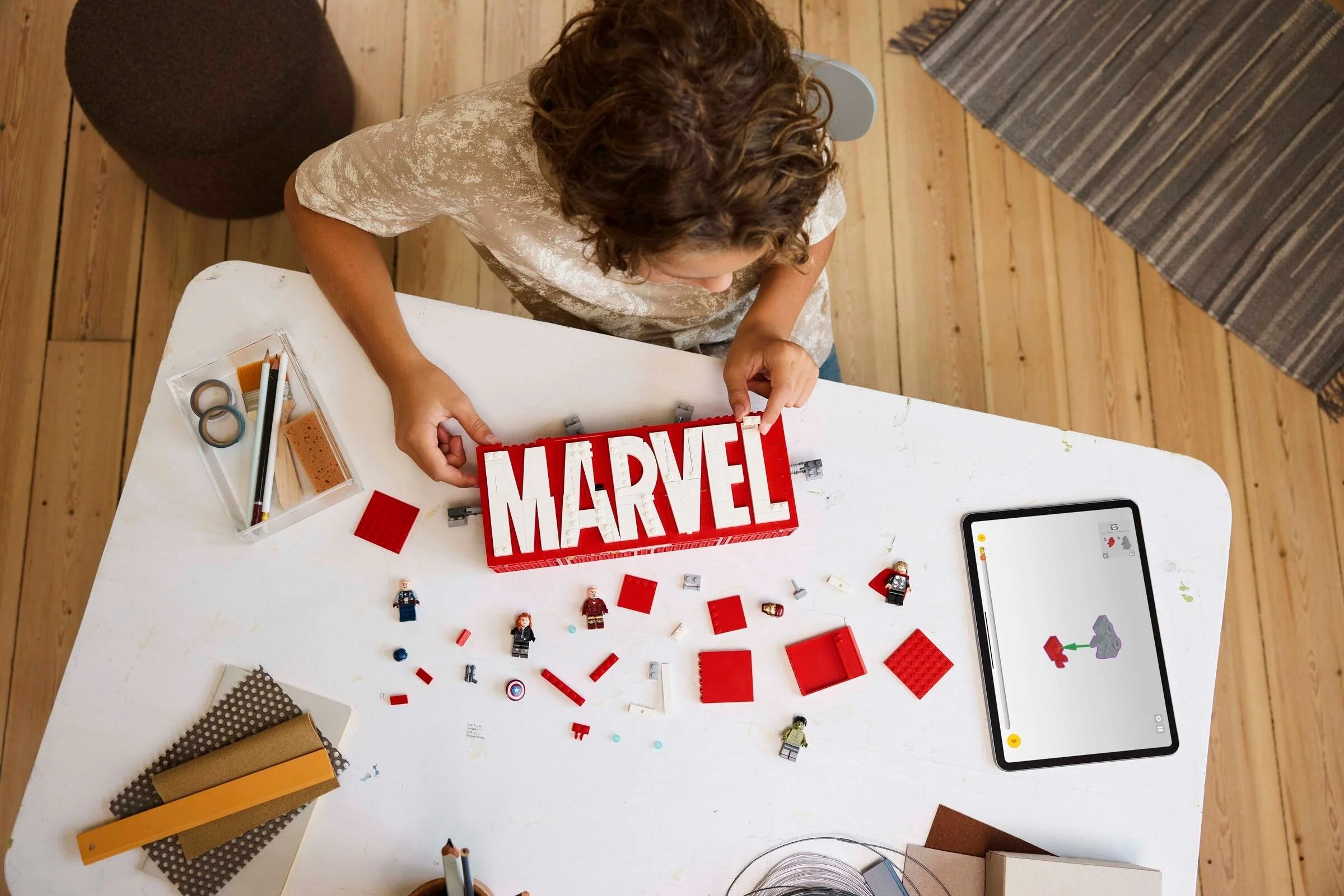 LEGO® 76313 Logo MARVEL z minifigurkami - zdjęcie 4