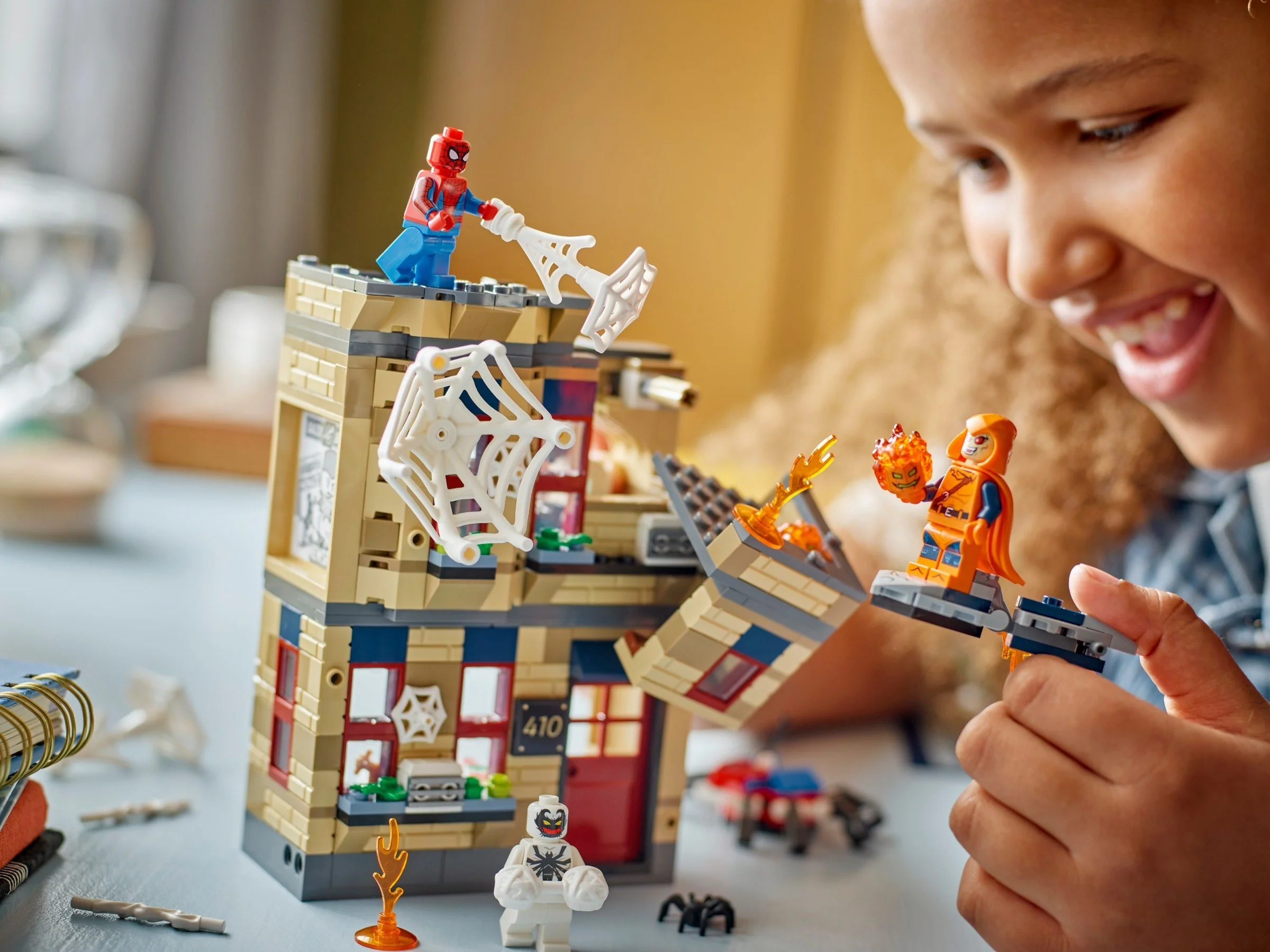 LEGO® 76317 Mieszkanie Petera Parkera - zdjęcie 5