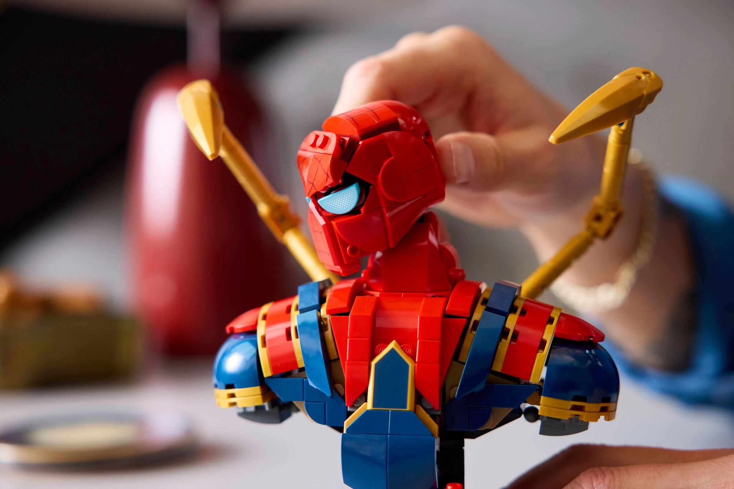 LEGO® 76326 Popiersie Iron Spider-Mana - zdjęcie 11