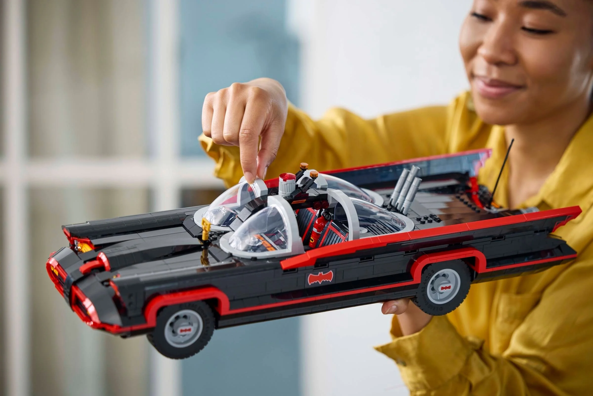 LEGO® 76328 Klasyczny serial telewizyjny Batman - Batmobil - zdjęcie 4