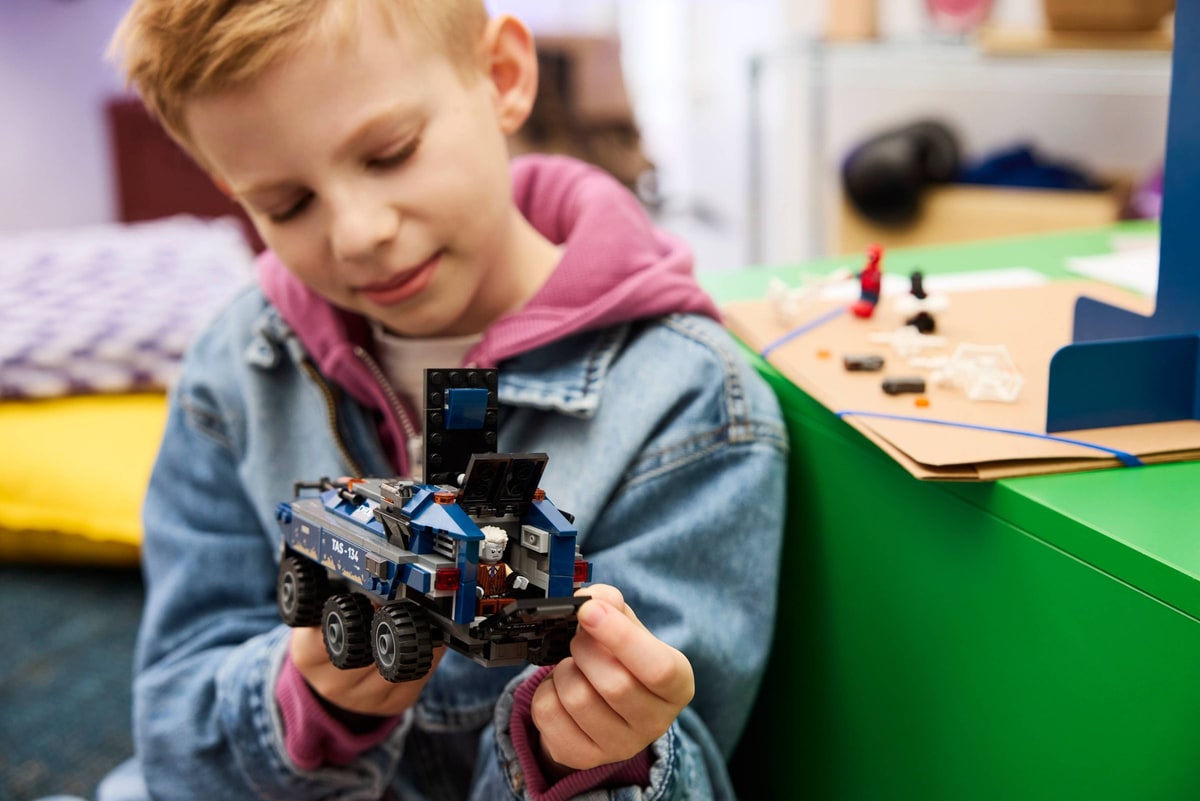 LEGO® 76349 Pościg Spider-Mana za więźniarką - zdjęcie 11