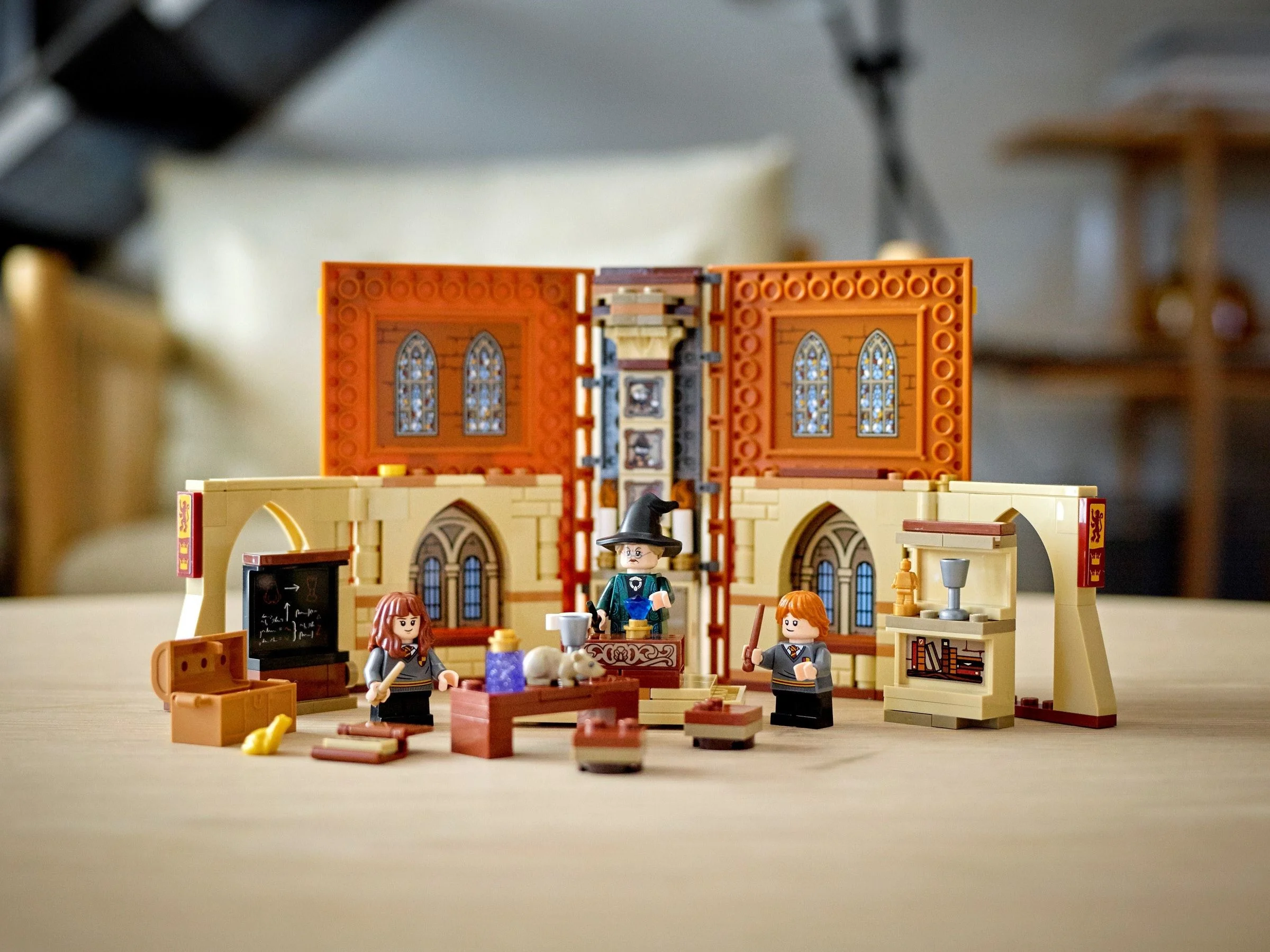 LEGO® 76382 Chwile z Hogwartu™: zajęcia z transfiguracji - zdjęcie 9