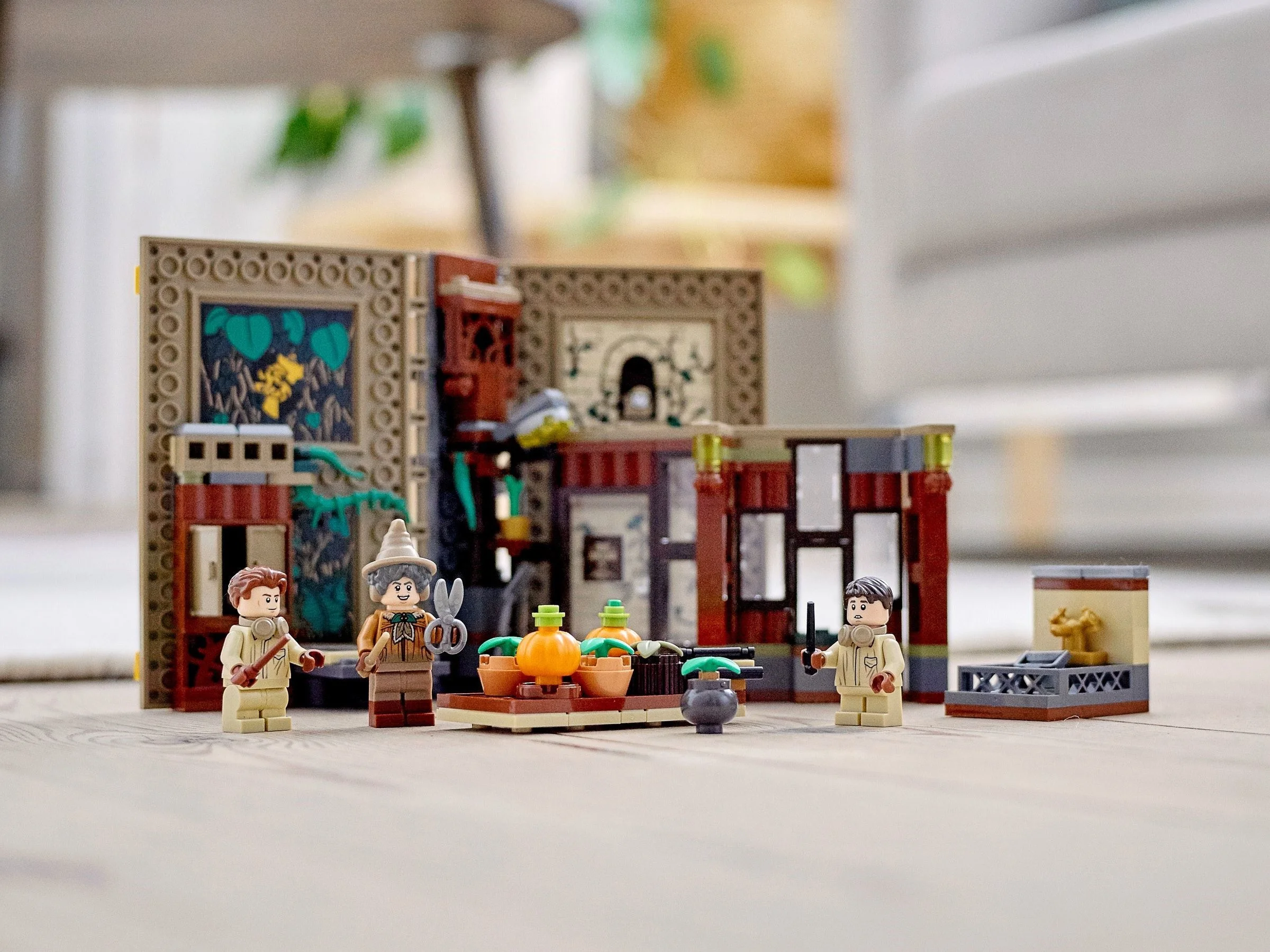 LEGO® 76384 Chwile z Hogwartu™: zajęcia z zielarstwa - zdjęcie 9