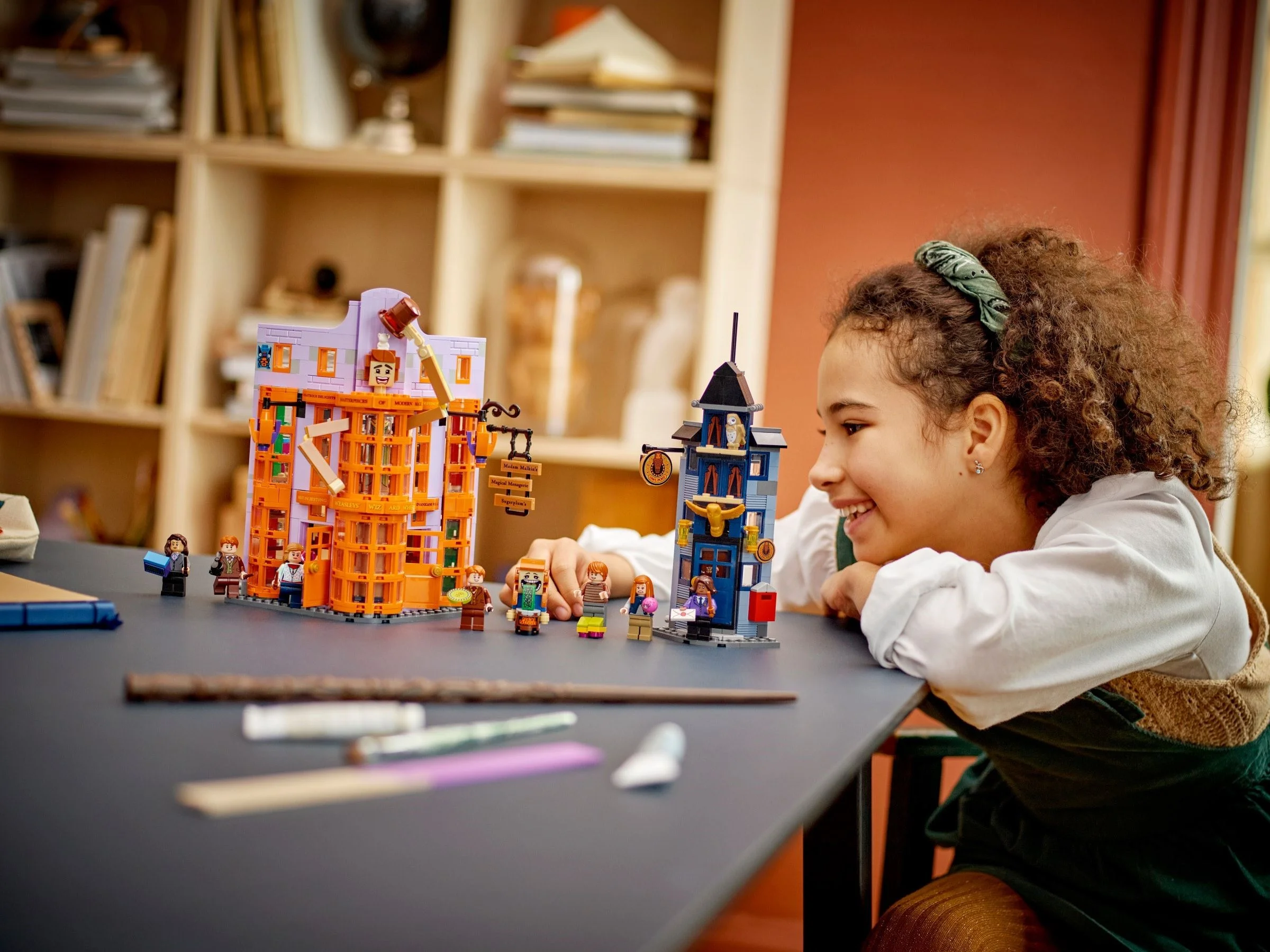 LEGO® 76422 Klocki Lego Harry Potter Ulica Pokątna: Magiczne dowcipy Weasleyów - zdjęcie 7