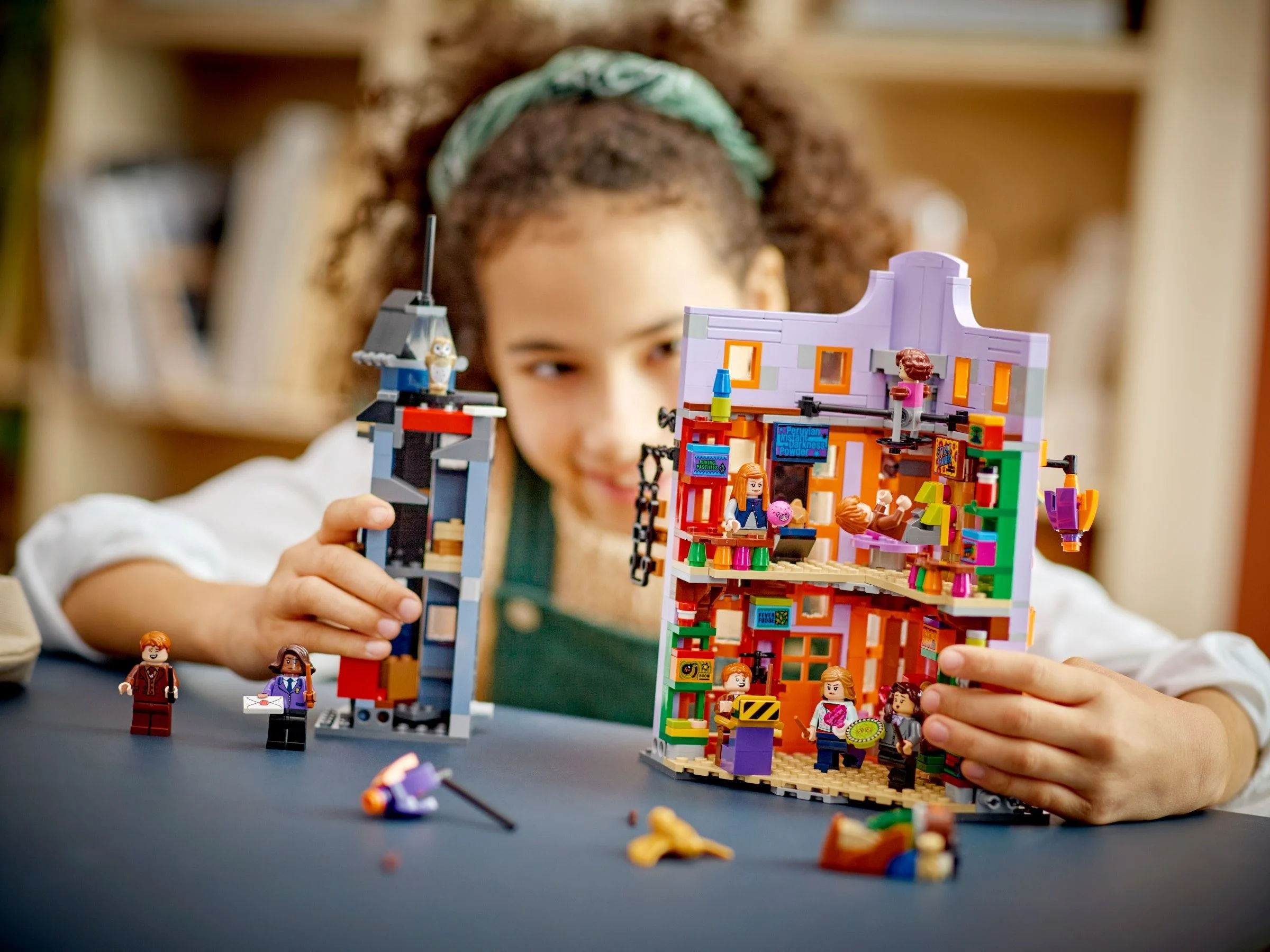 LEGO® 76422 Klocki Lego Harry Potter Ulica Pokątna: Magiczne dowcipy Weasleyów - zdjęcie 8