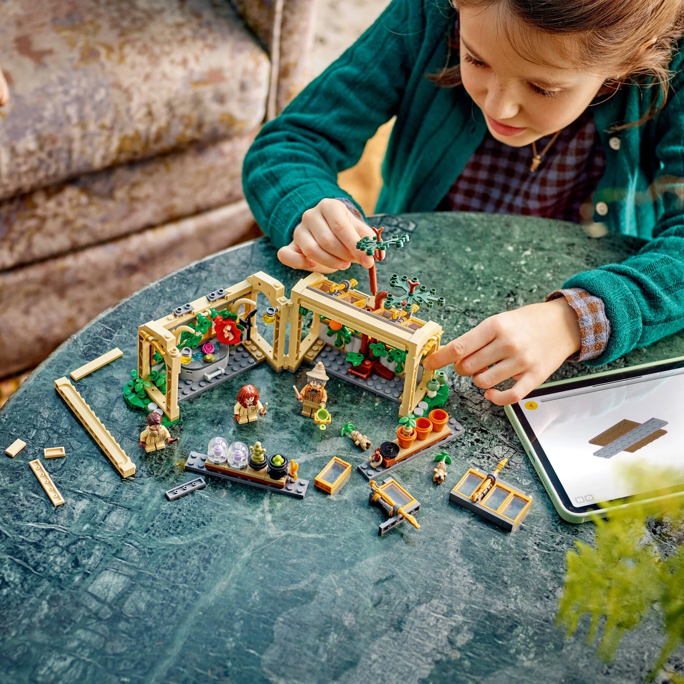 LEGO® 76445 Zamek Hogwart: zajęcia z zielarstwa - zdjęcie 5