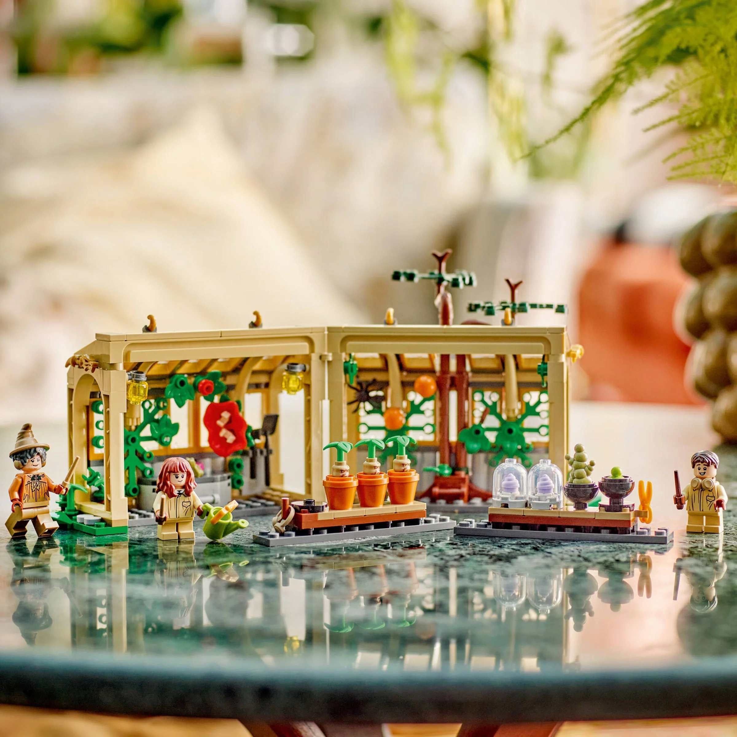 LEGO® 76445 Zamek Hogwart: zajęcia z zielarstwa - zdjęcie 8