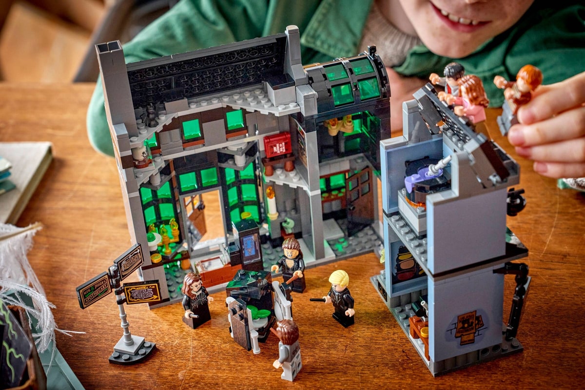 LEGO® 76471 Magiczne sklepy na ulicy Śmiertelnego Nokturnu - zdjęcie 14