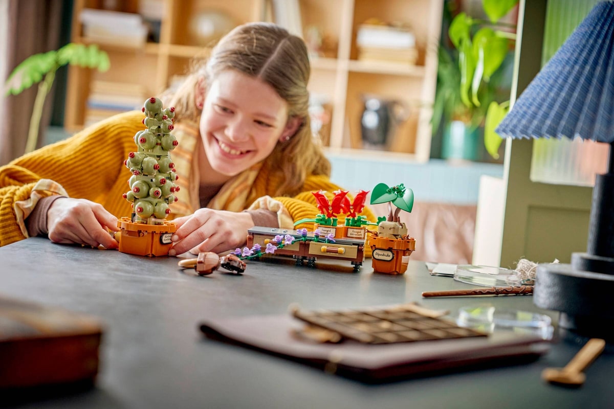LEGO® 76474 Rośliny z lekcji zielarstwa w Hogwarcie - zdjęcie 10