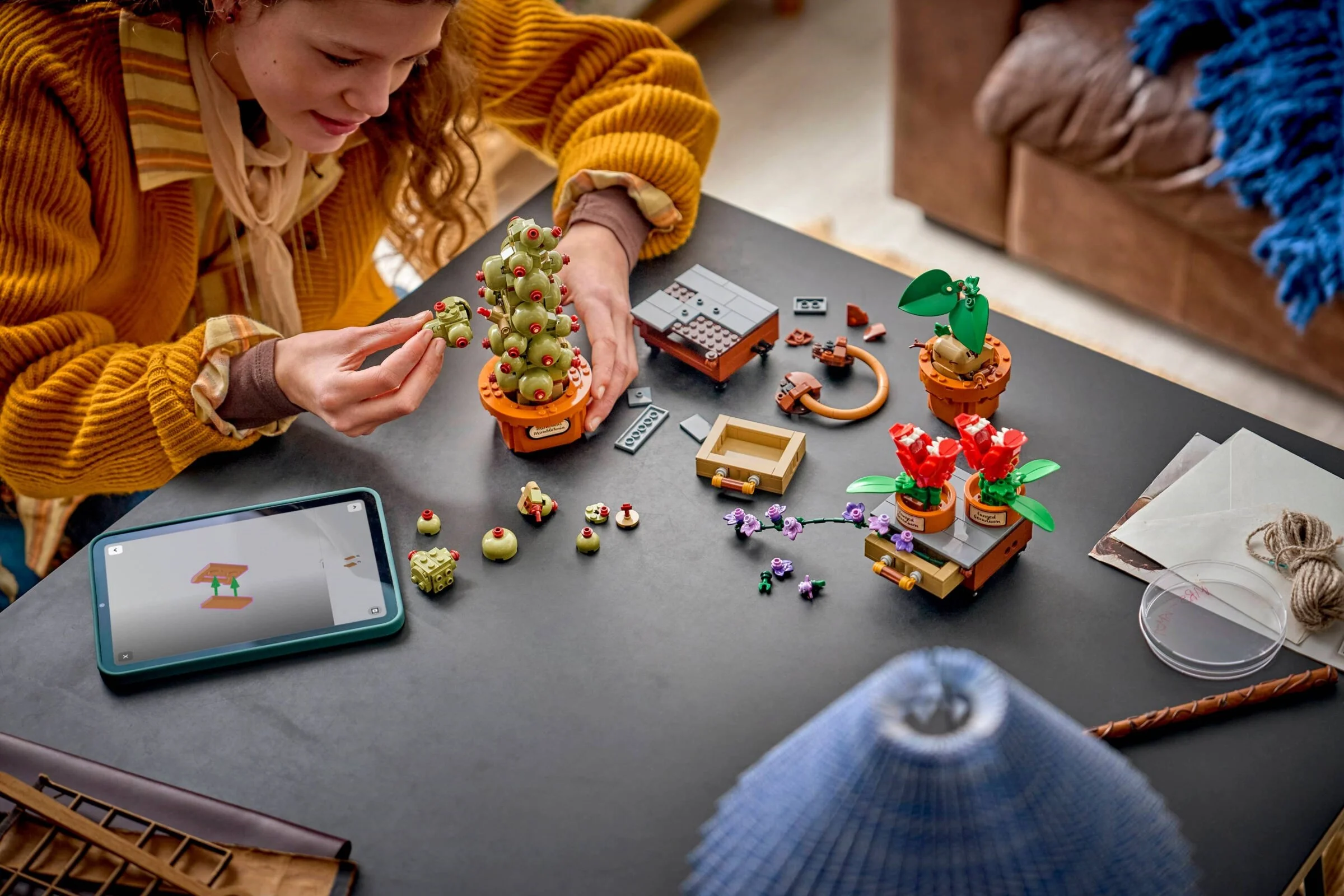 LEGO® 76474 Rośliny z lekcji zielarstwa w Hogwarcie - zdjęcie 7