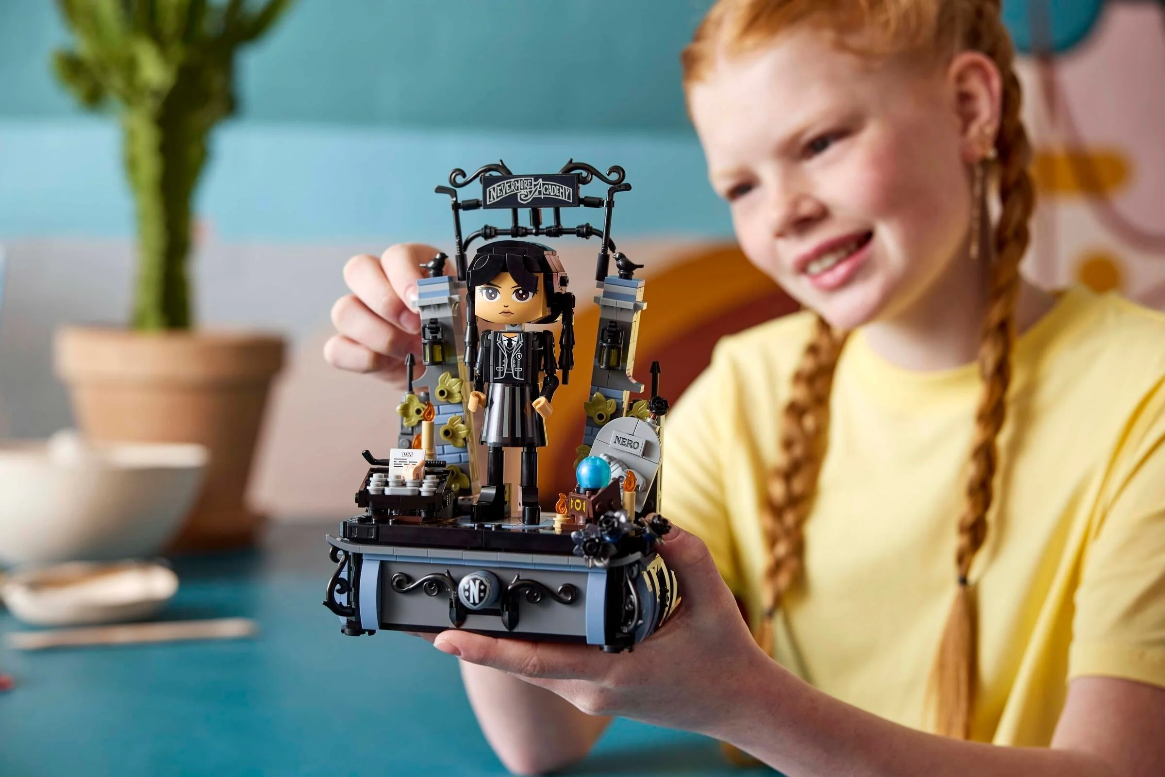 LEGO® 76780 Figurka Wednesday Addams - zdjęcie 6
