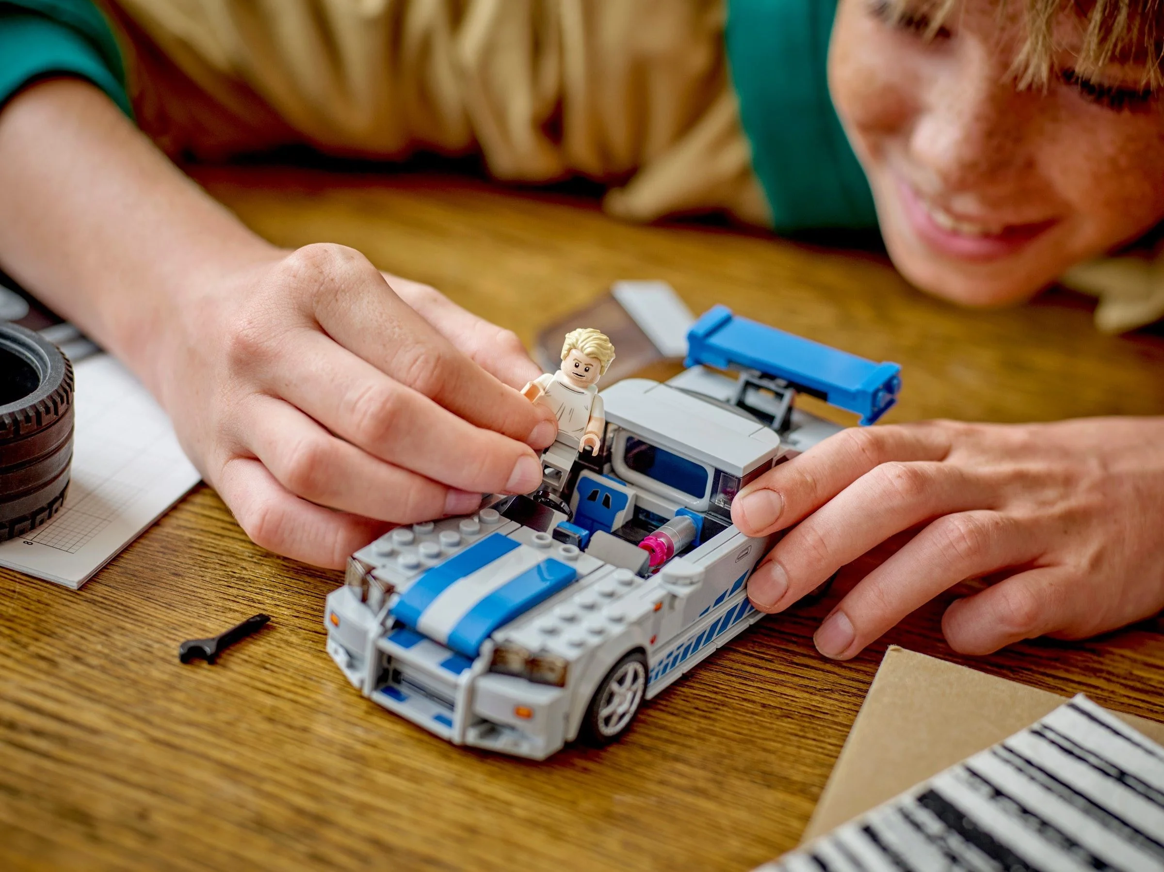 LEGO® 76917 Nissan Skyline GT-R (R34) z filmu „Za szybcy, za wściekli" - zdjęcie 9
