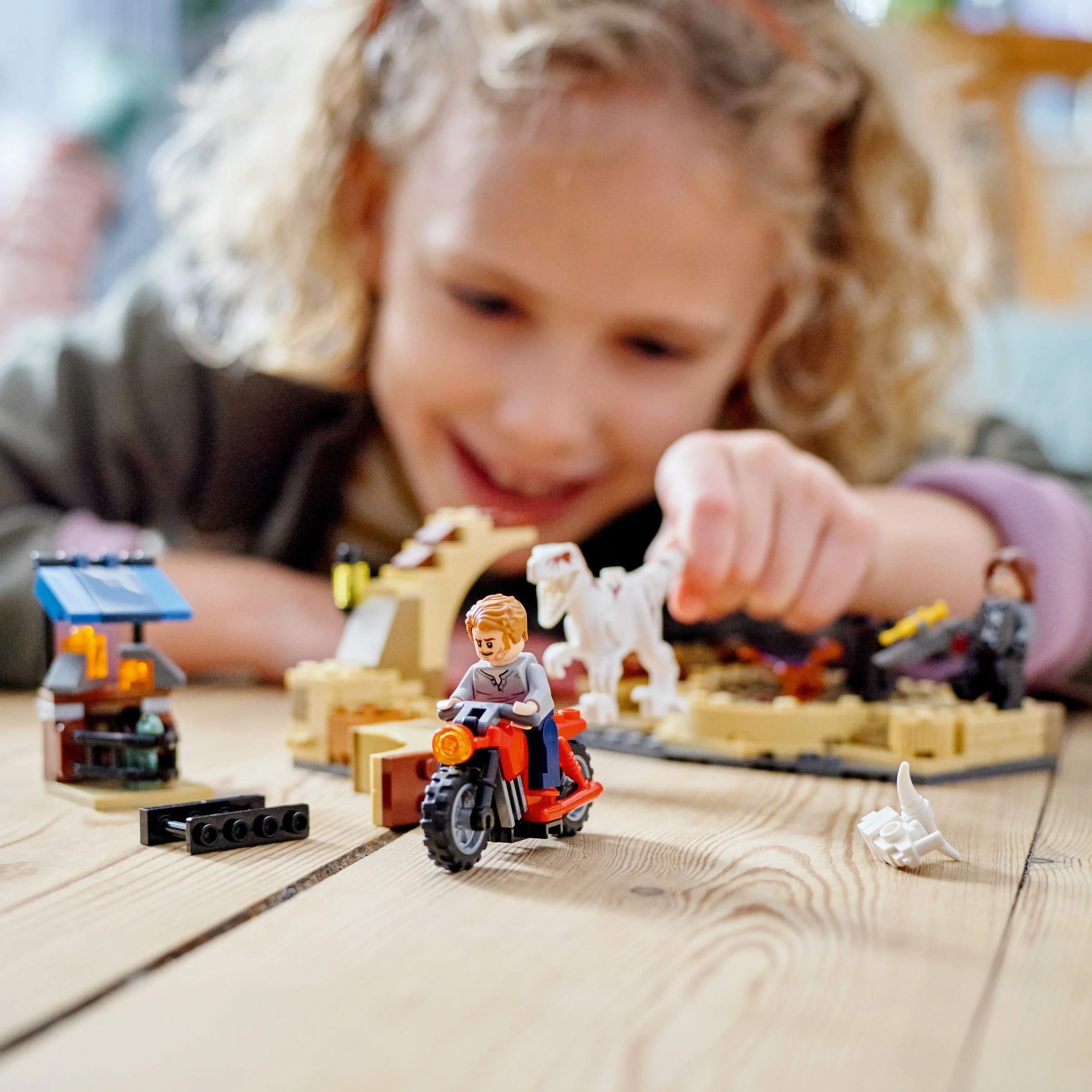 LEGO® 76945 Atrociraptor: pościg na motocyklu - zdjęcie 8