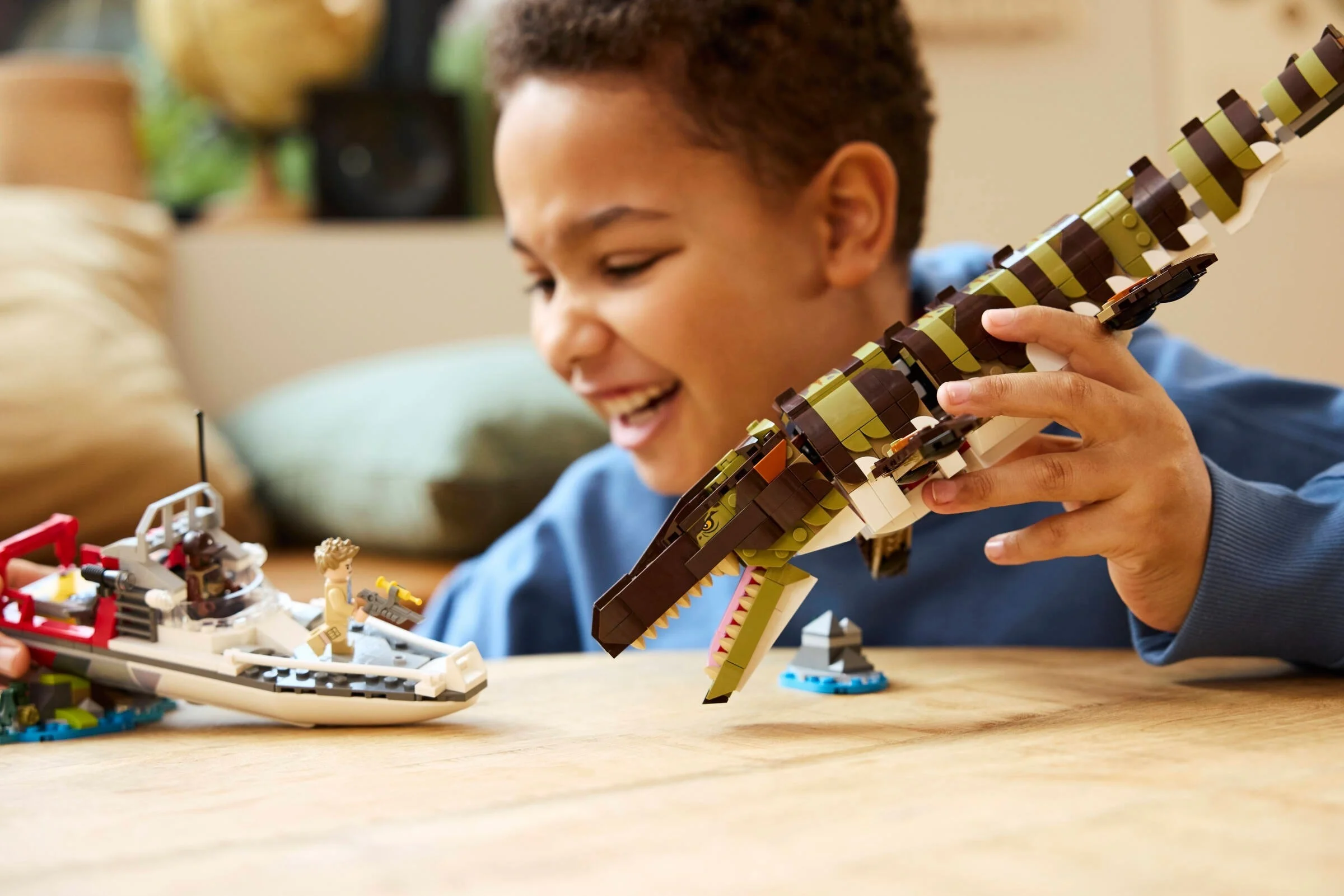 LEGO® 76974 Misja na łodzi i model mozazaura - zdjęcie 5