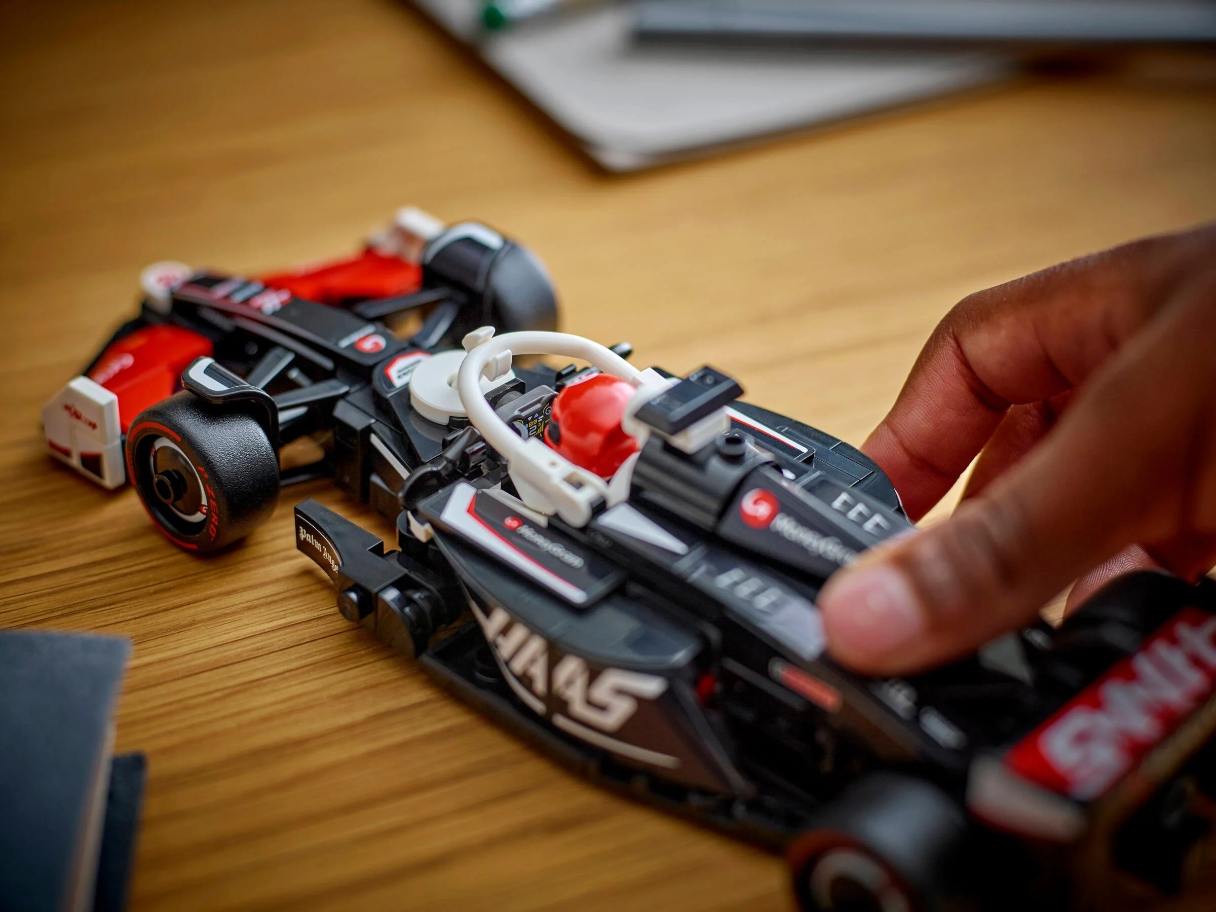 LEGO® 77250 Bolid F1 MoneyGram Haas Team VF-24 - zdjęcie 4